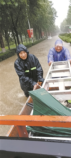 《中国教育报》头版报道包括我校在内的河南教育系统坚守一线防汛抗洪