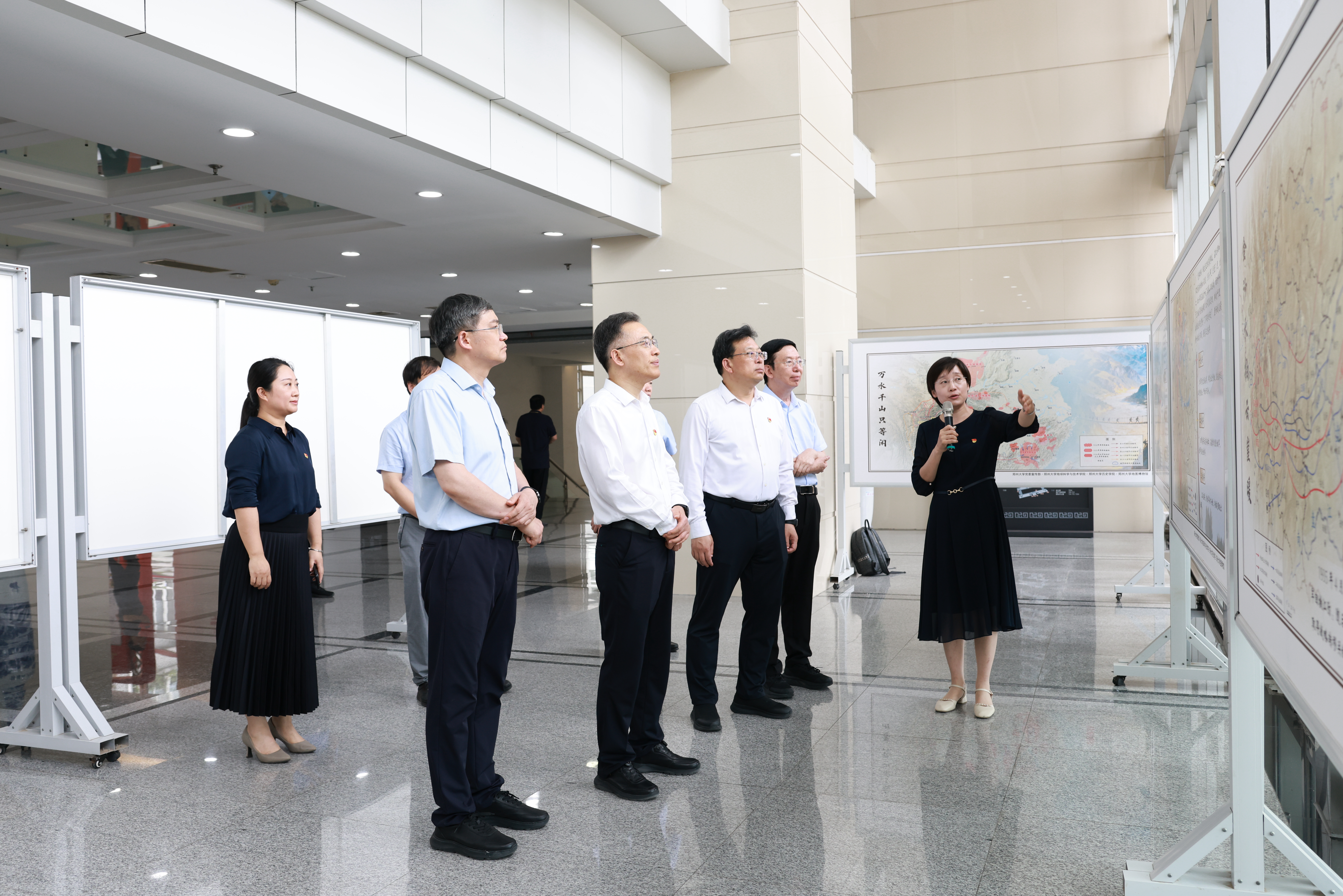 郑州大学举办庆“七一”红色地图展