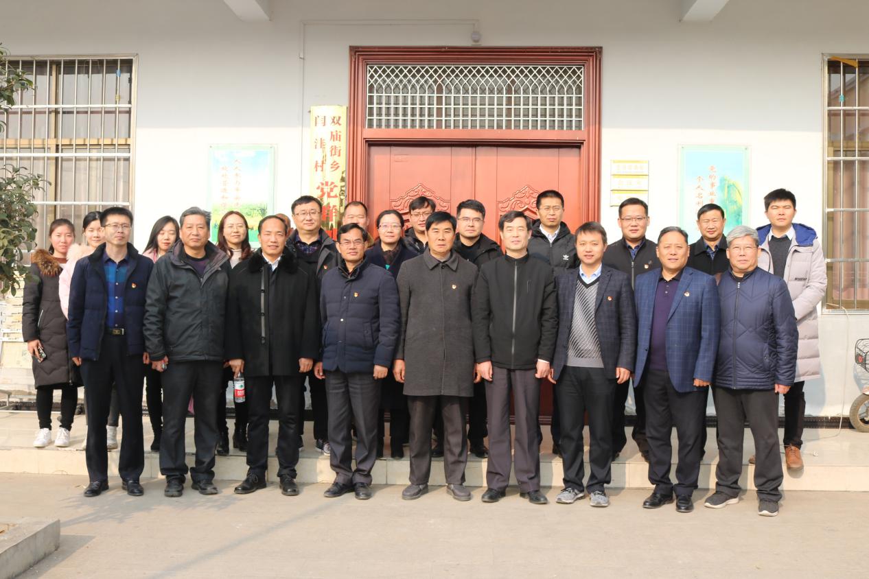 校领导率队赴泌阳开展扶贫活动（图）