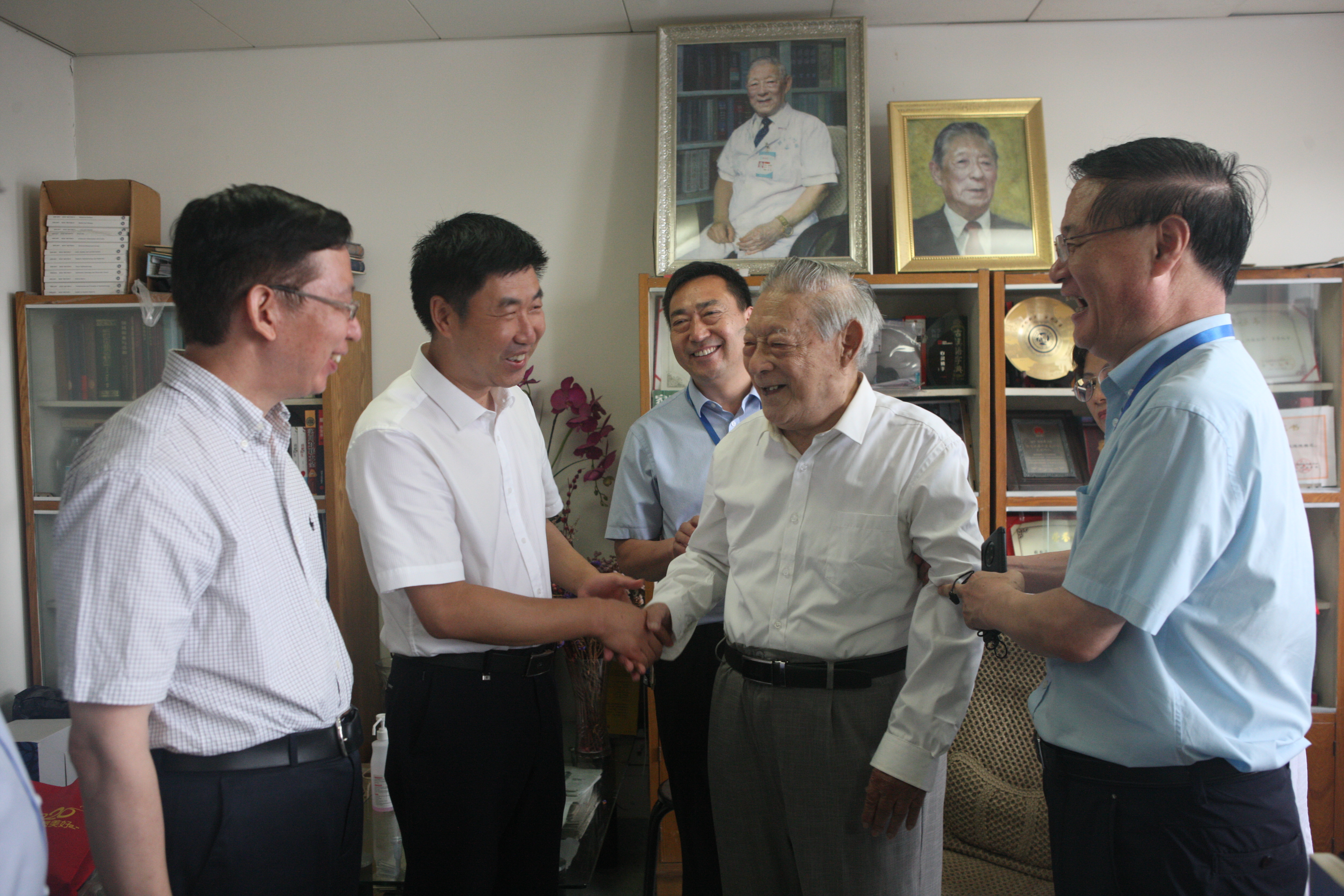 校党委书记宋争辉在中国医师节看望慰问一线医务人员（图）