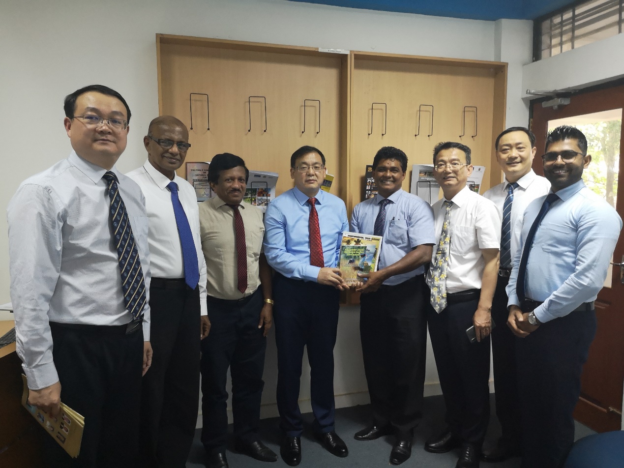 校领导率团访问斯里兰卡新加坡高校（图）