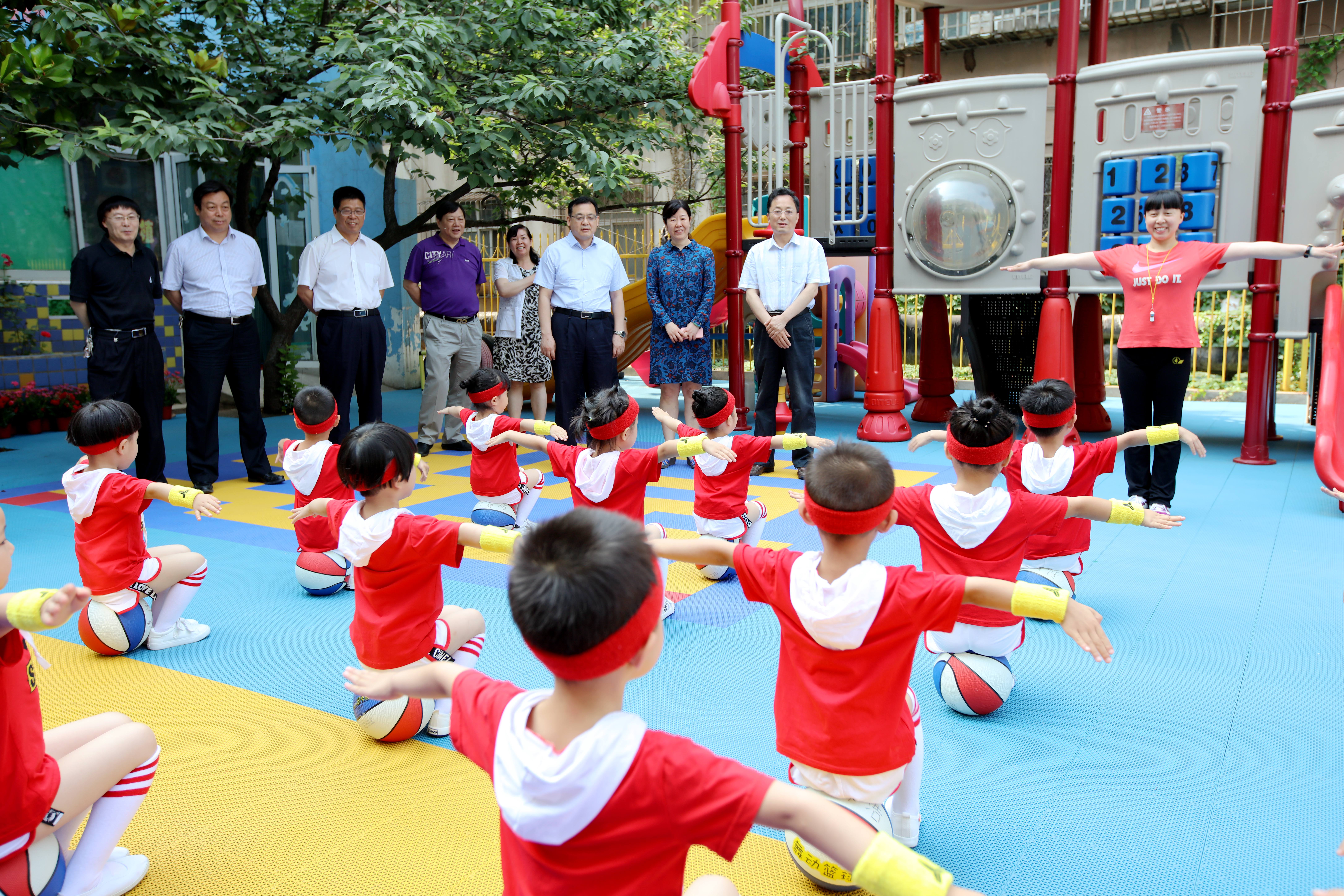 校领导＂六一＂前夕走访慰问少年儿童（图）