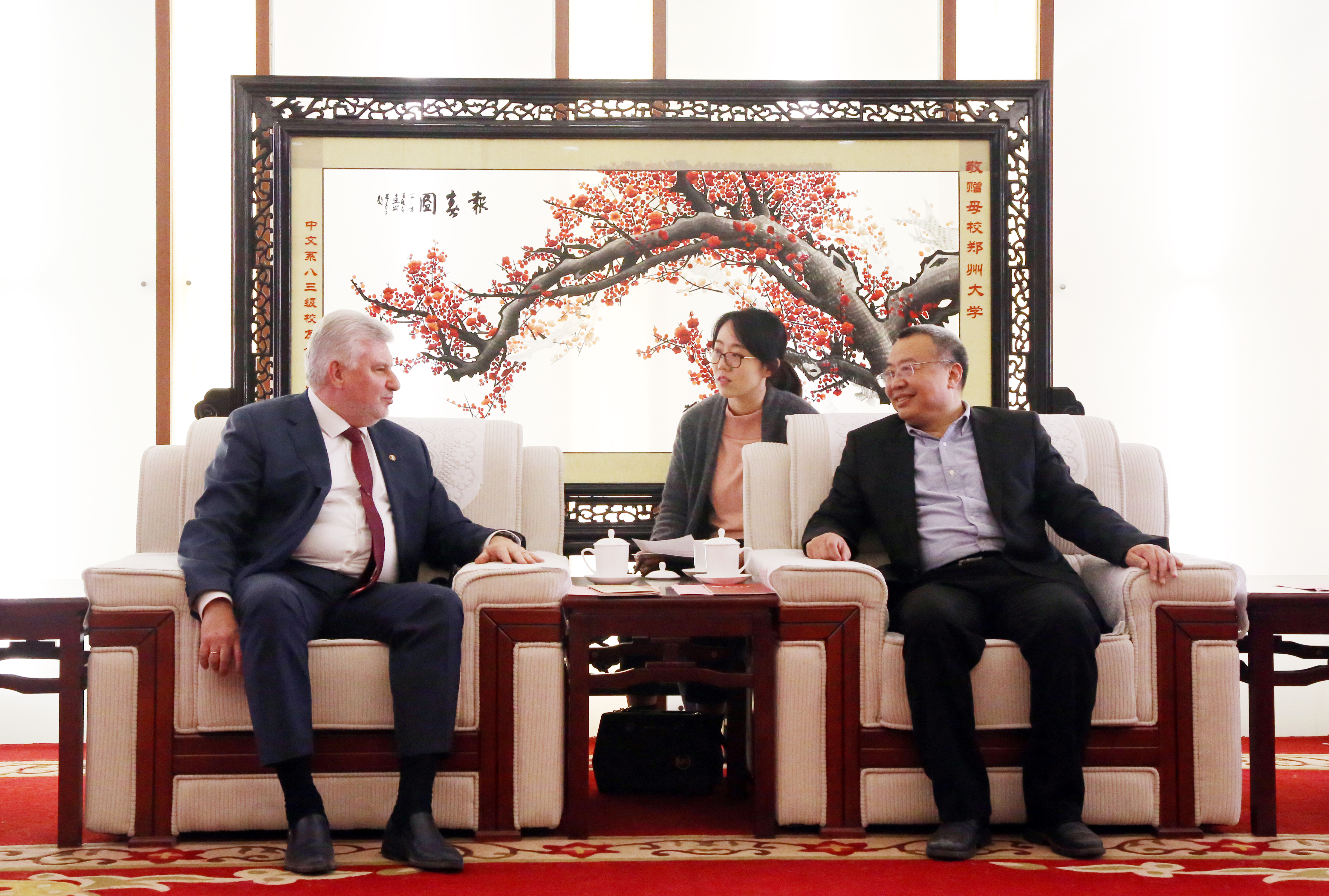 俄罗斯专家代表团来校访问（图）