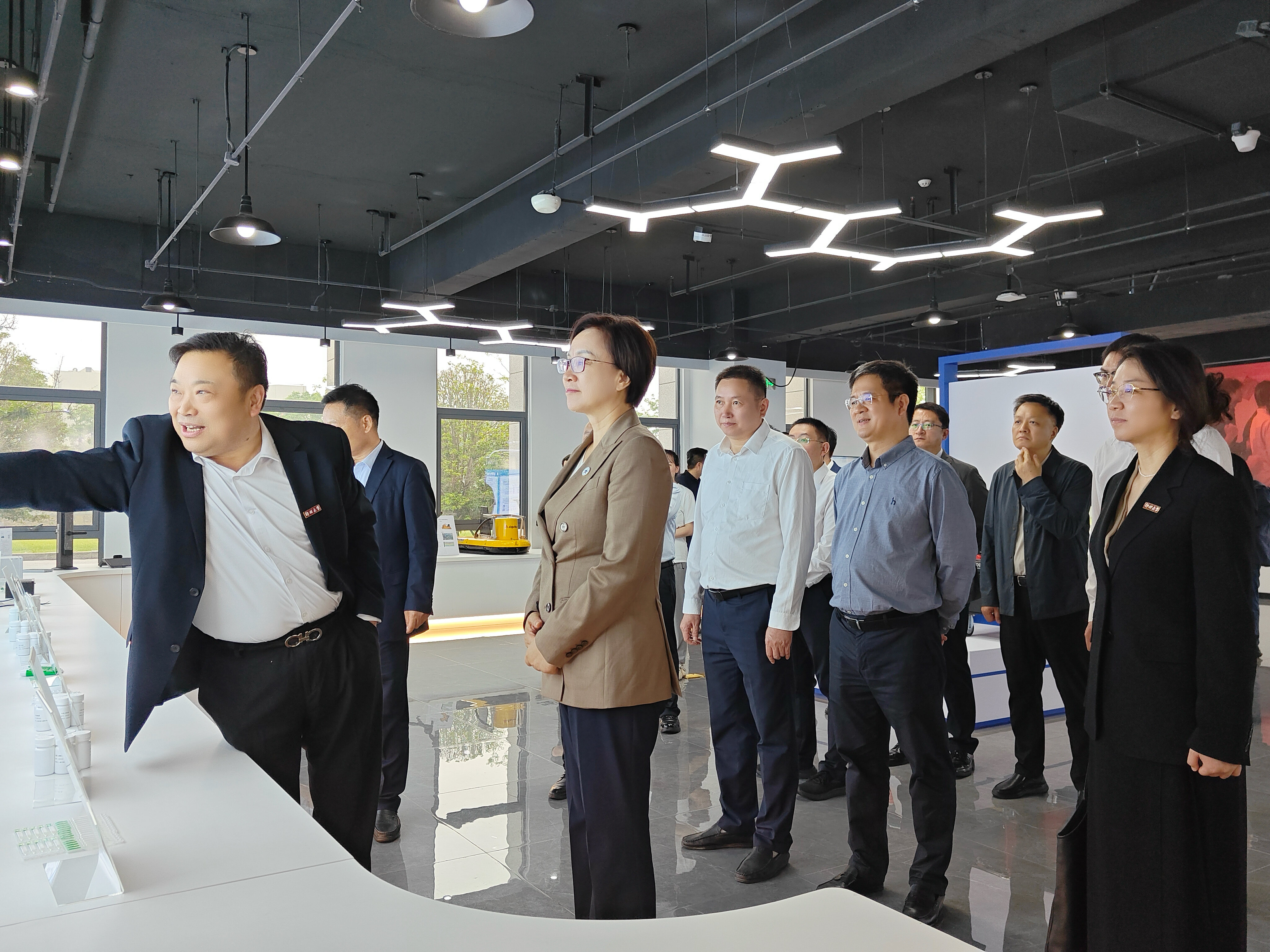 李蓬调研郑州大学江苏研究院并赴南京市六合区座谈交流