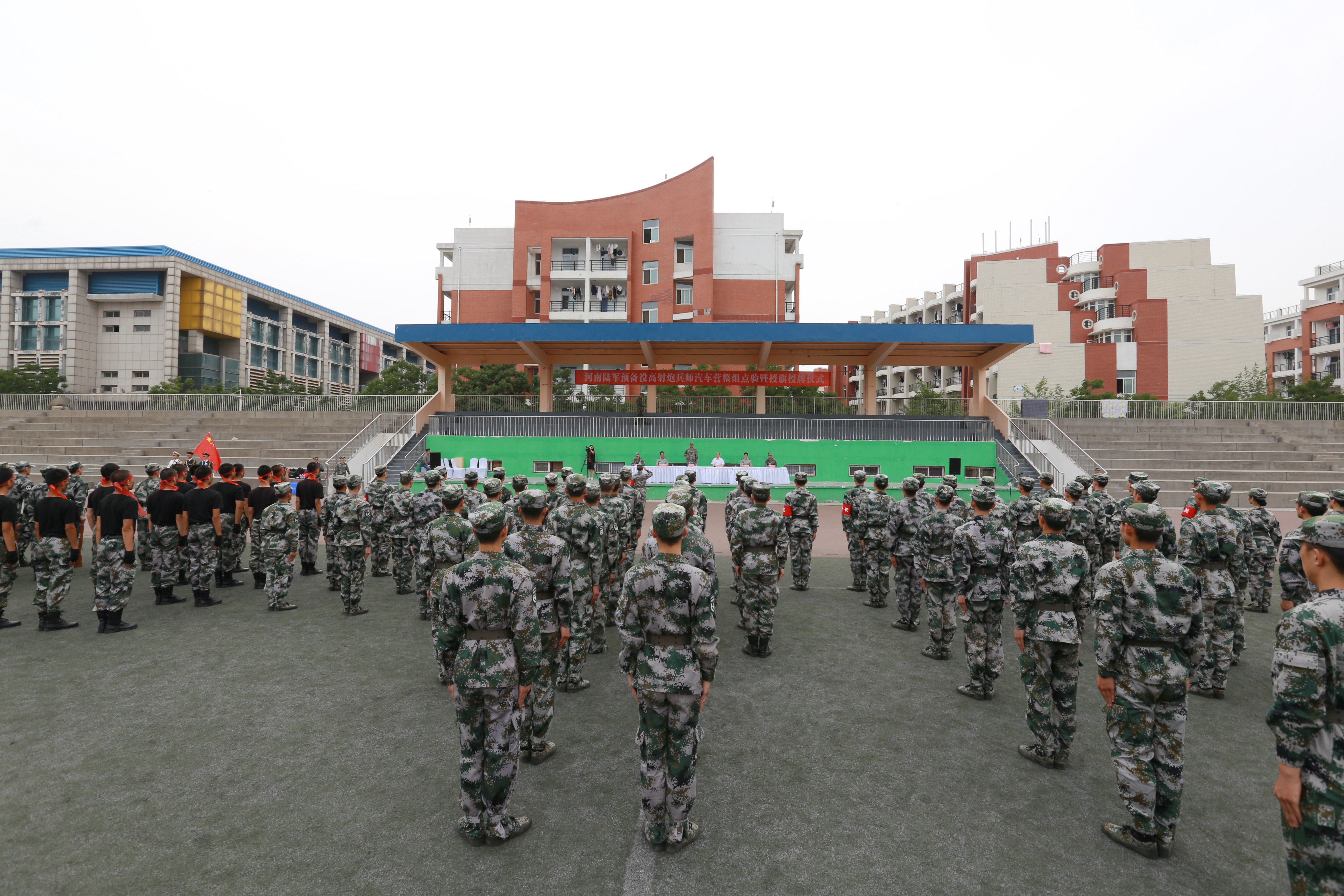 河南陆军某预备役高射炮兵师某汽车营整组点验及郑州大学汽车连成立大会在我校举行（图）