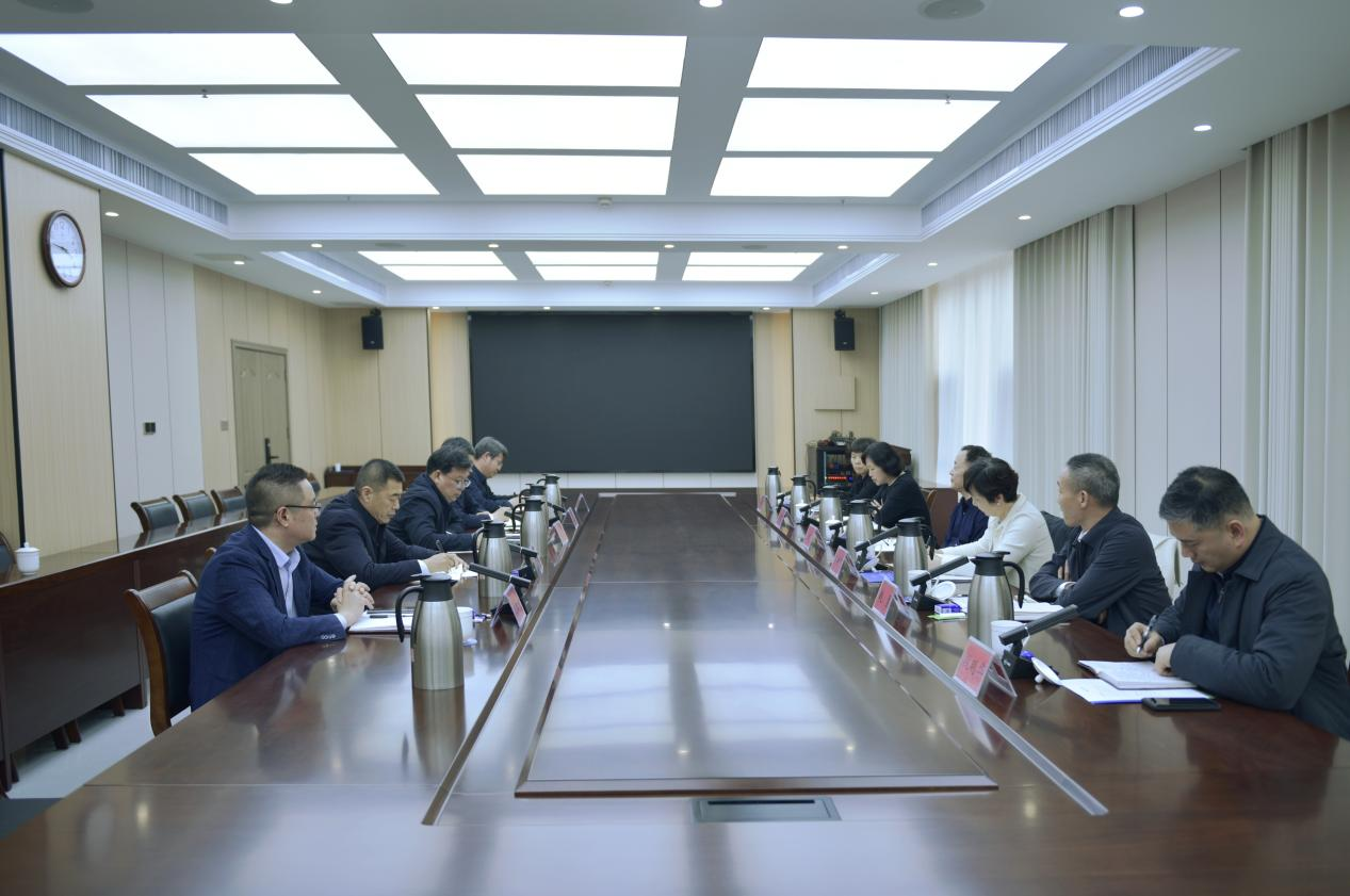 河南省社科联主席李庚香一行来校调研座谈