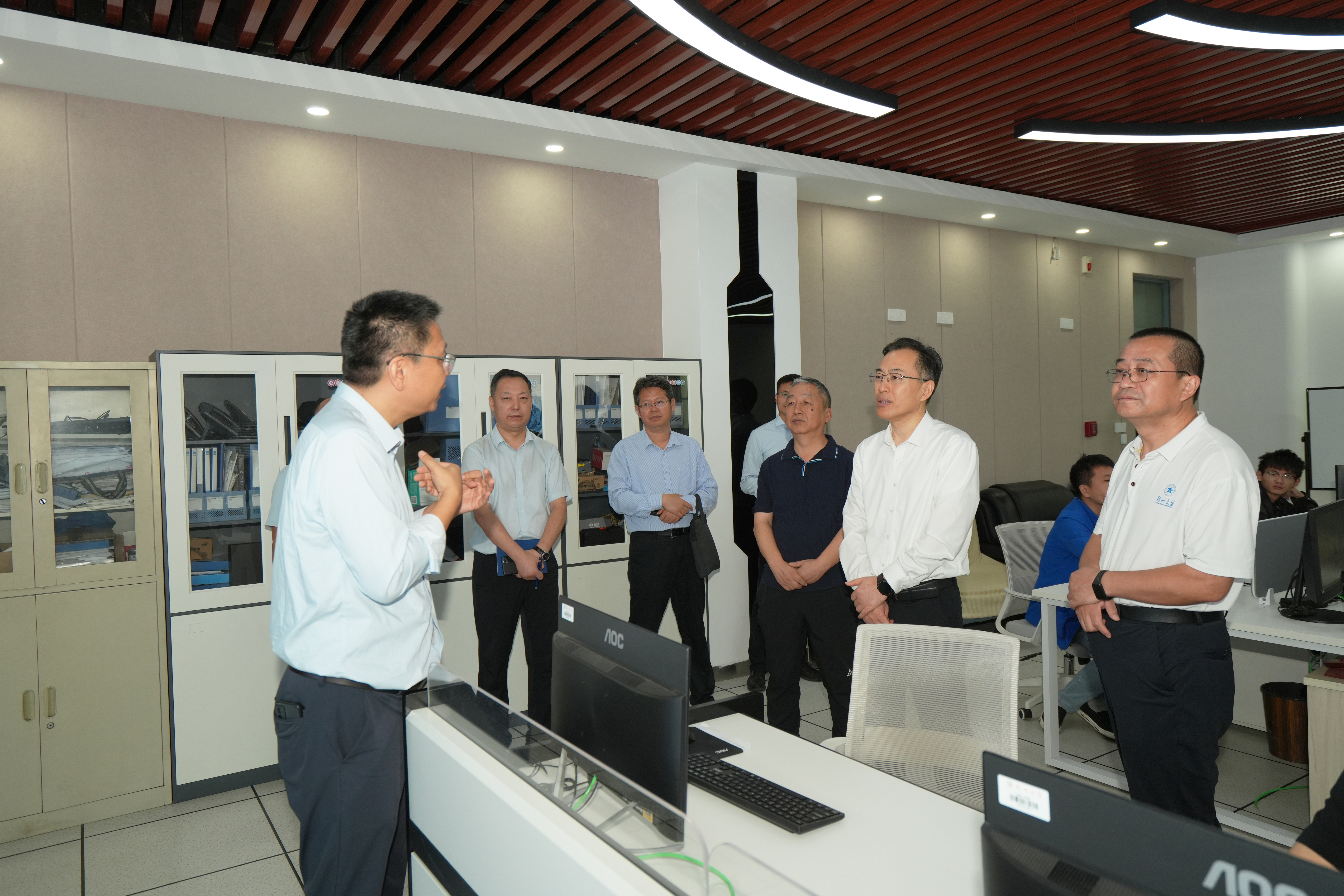 李成伟调研学校信息化建设工作并召开人工智能赋能座谈会
