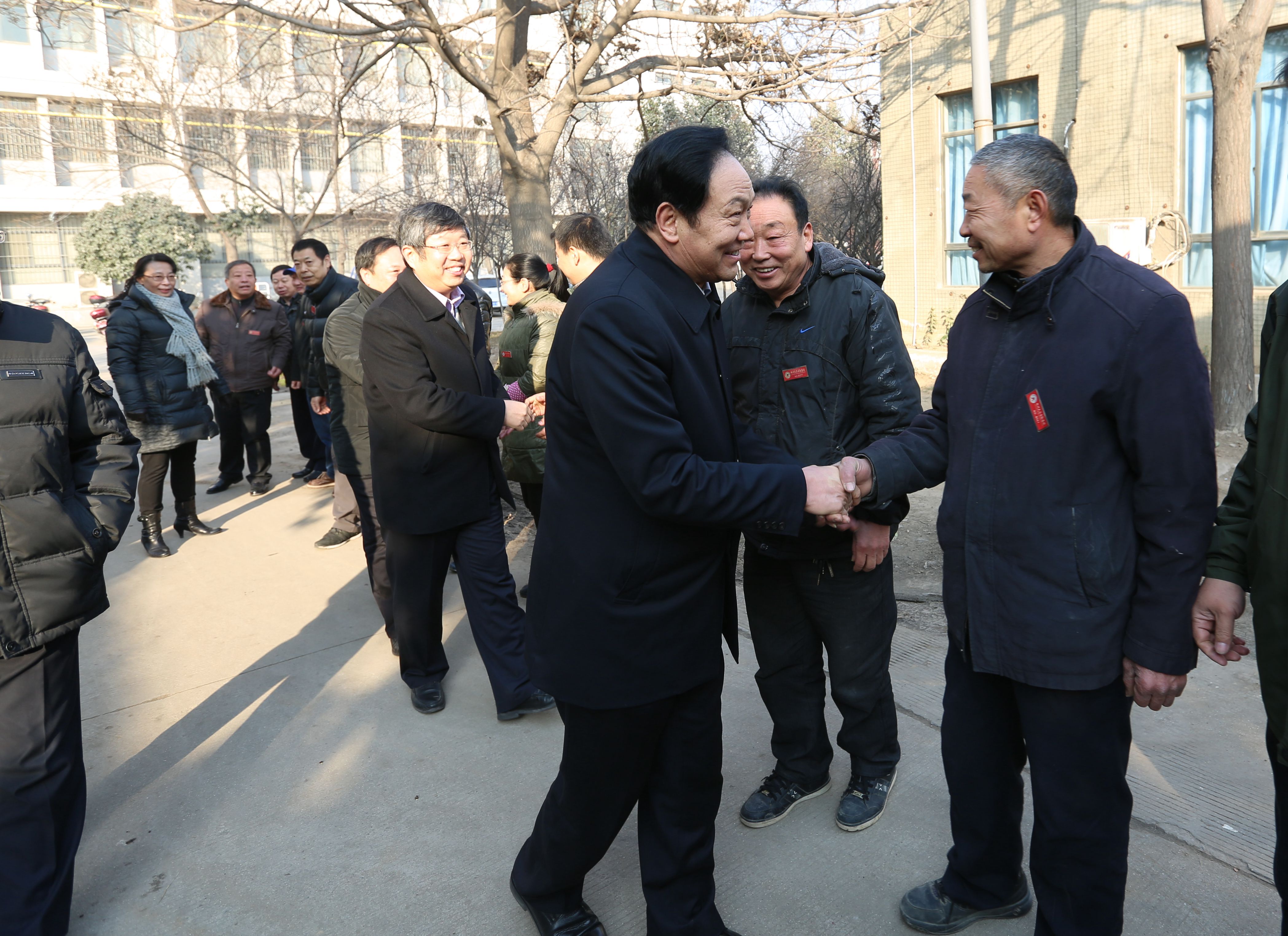 学校领导看望慰问节日坚守一线工作的干部职工