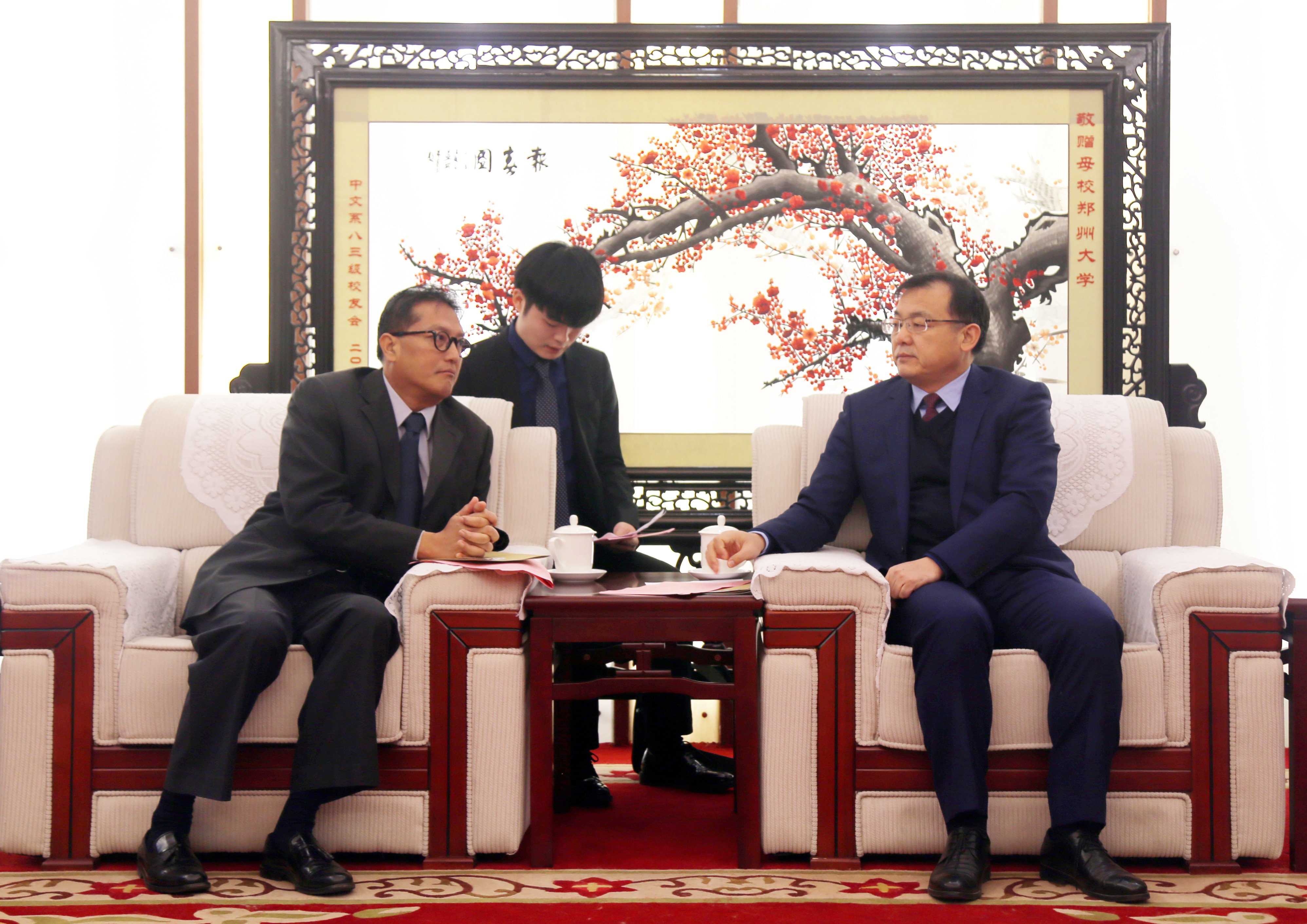 泰王国驻华大使馆公使衔参赞L. T. BANPOTH UJJIN一行来校访问（图）
