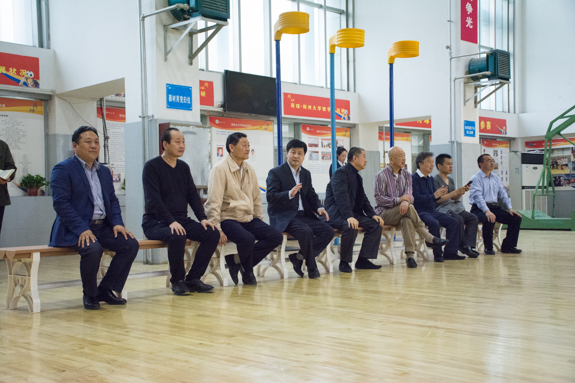 厚朴投资董事长、高盛高华证券董事长方风雷一行到访我校并观看荷球运动（图）