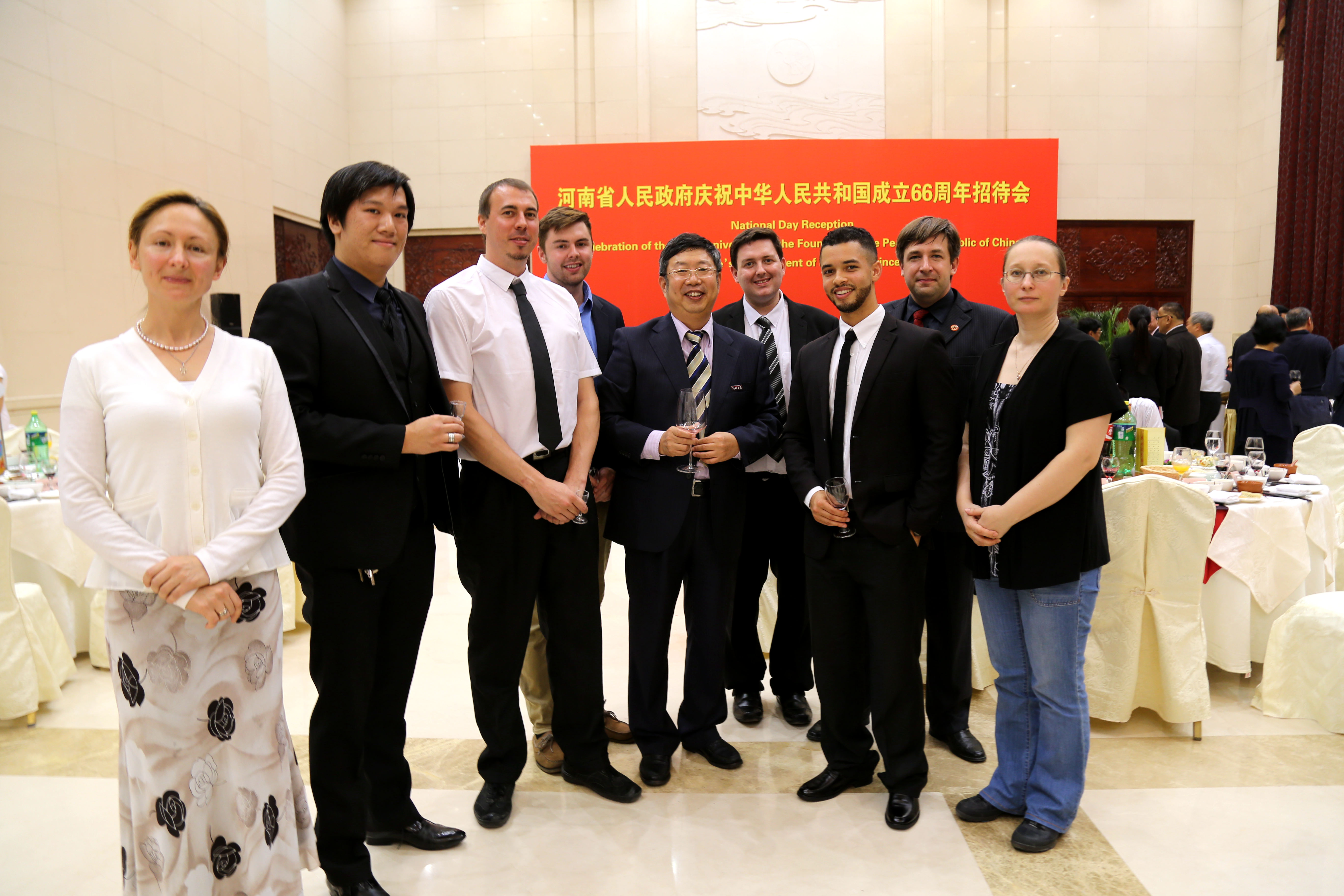 校长刘炯天院士及外教代表受邀参加省政府庆祝中华人民共和国成立66周年招待会