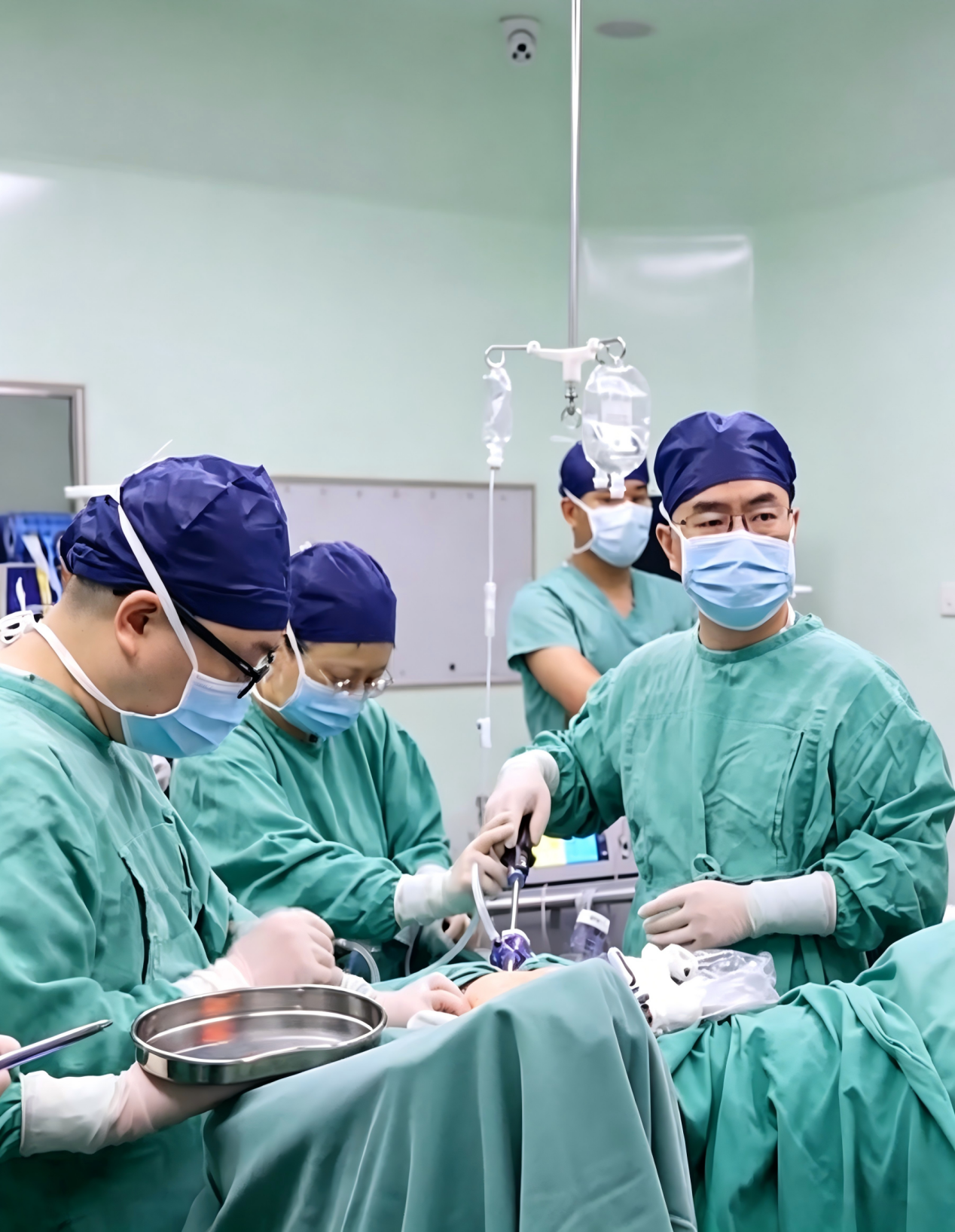 郑大故事：从“保命”到“保生育”，他为女性患者撑起健康晴空