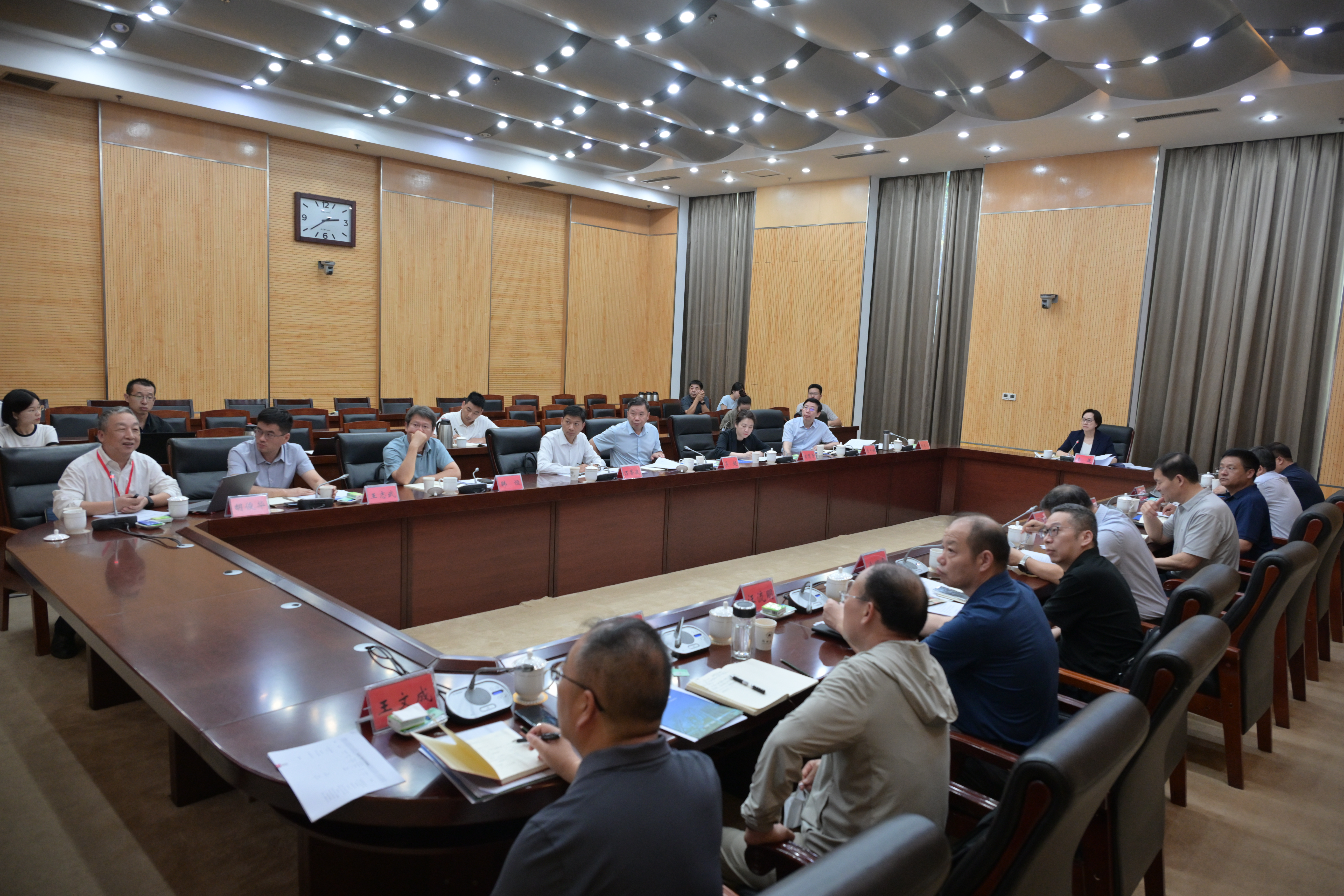 李蓬主持召开科研平台建设专题调度会