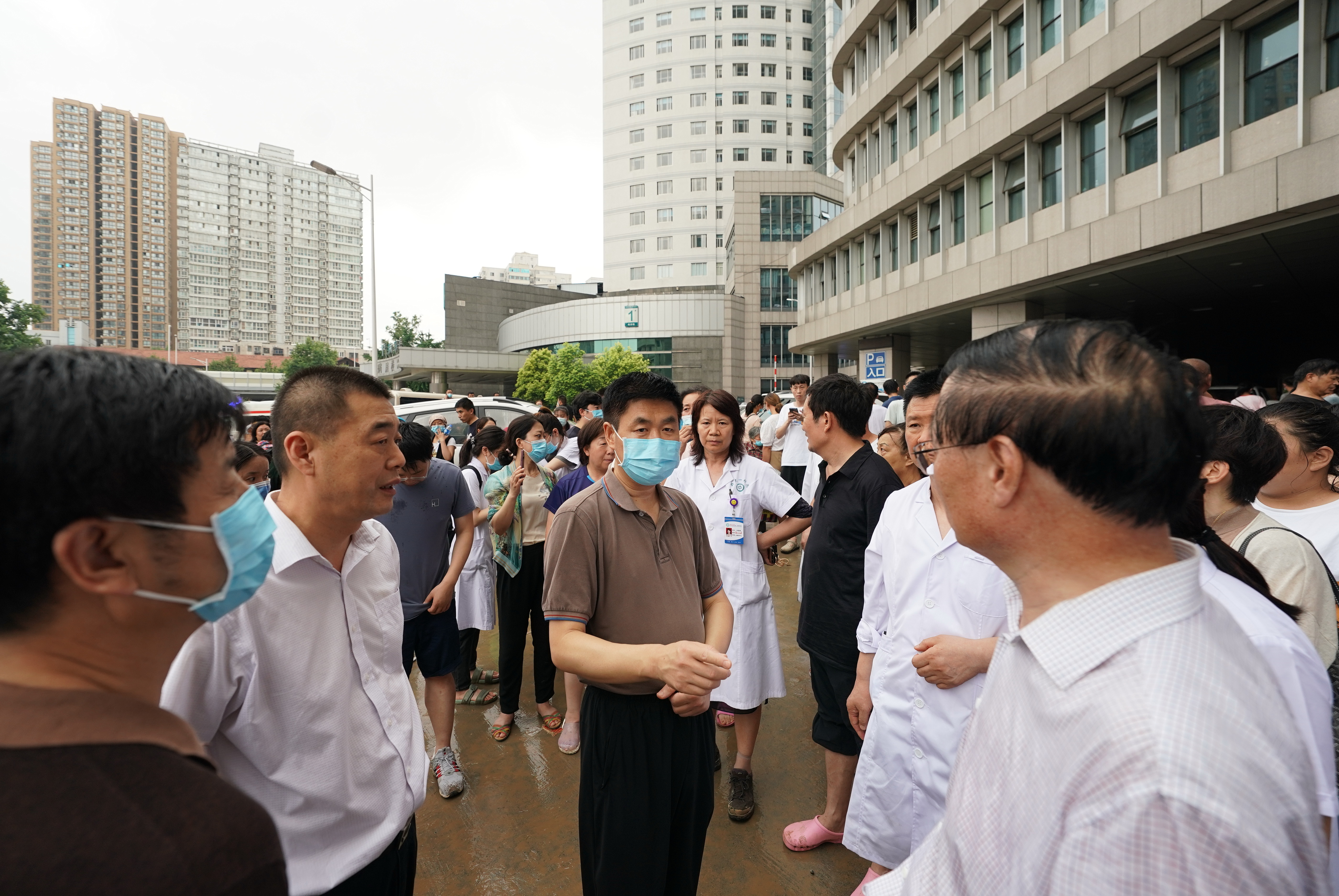 校领导到各校区和附属医院查看灾情、指导防汛抗灾工作