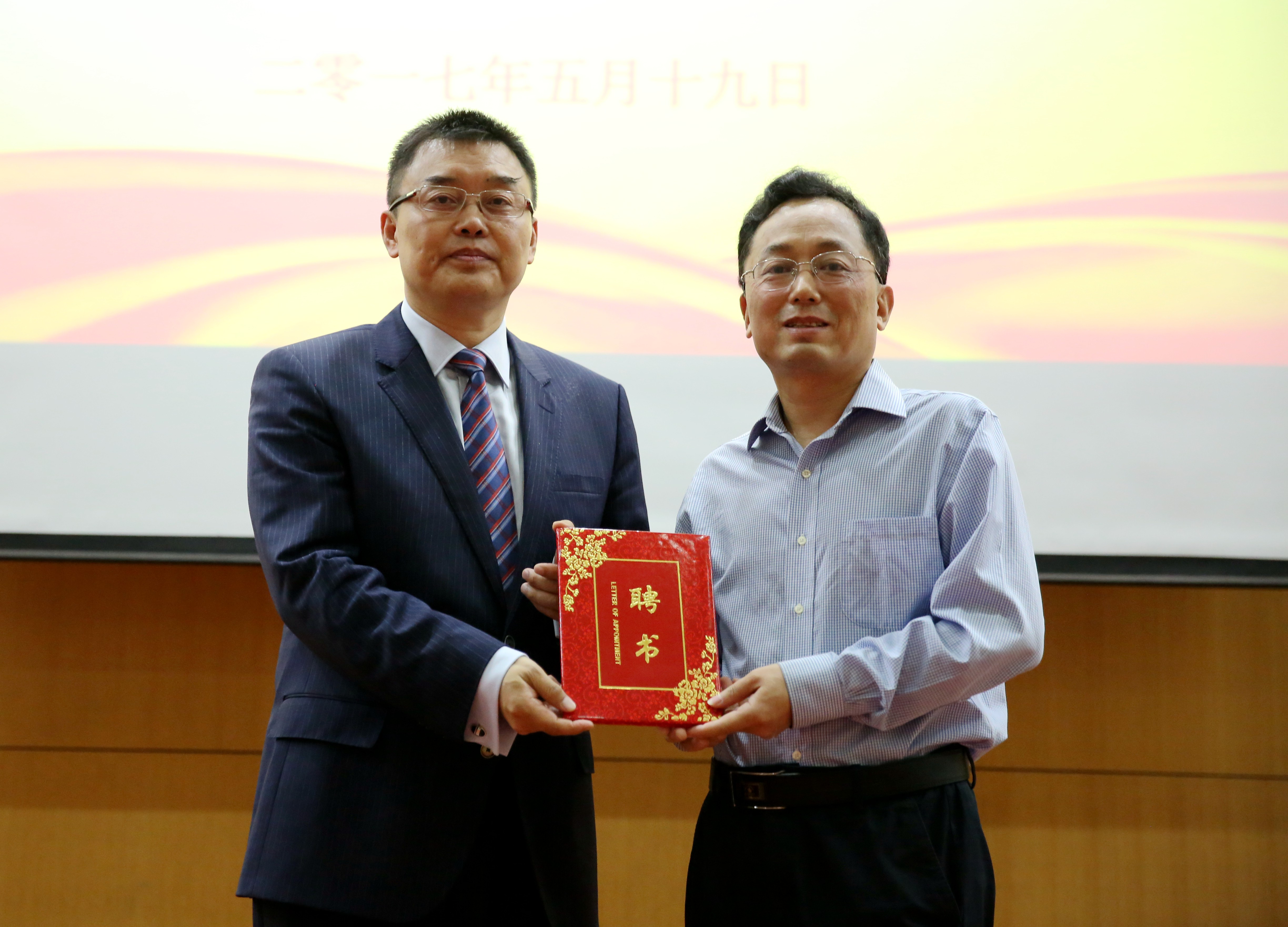 天明集团董事长姜明先生为郑州大学师生做专题报告并受聘为大学生就业创业指导导师（图）