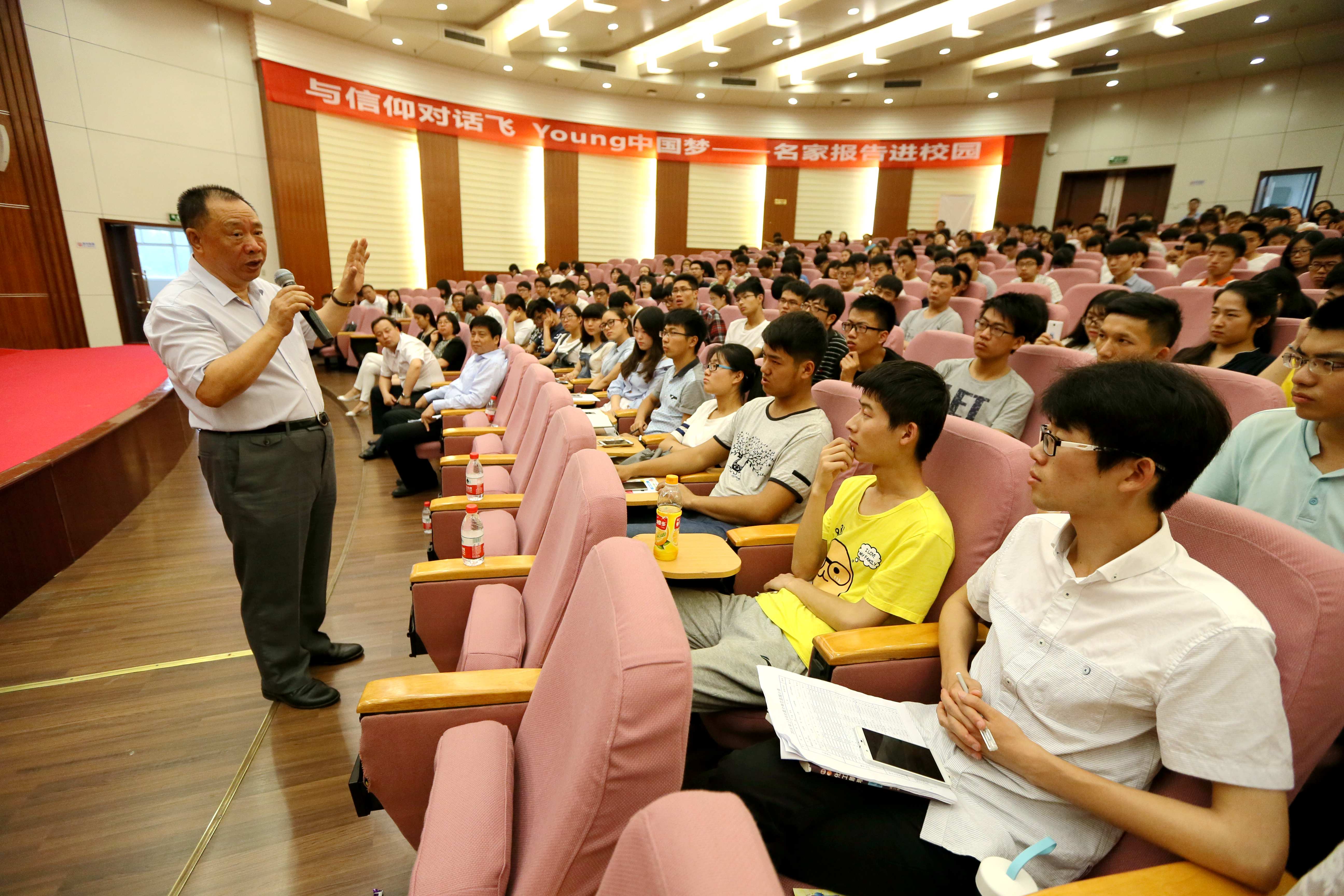 三全集团董事长陈泽民先生做客郑州大学 “奋斗的青春最美丽”青年励志大讲堂