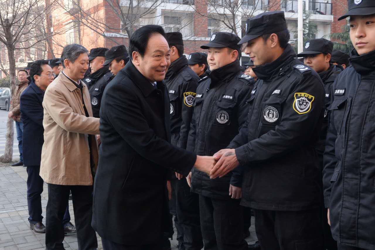 学校领导看望慰问节日坚守一线工作的干部职工（图）