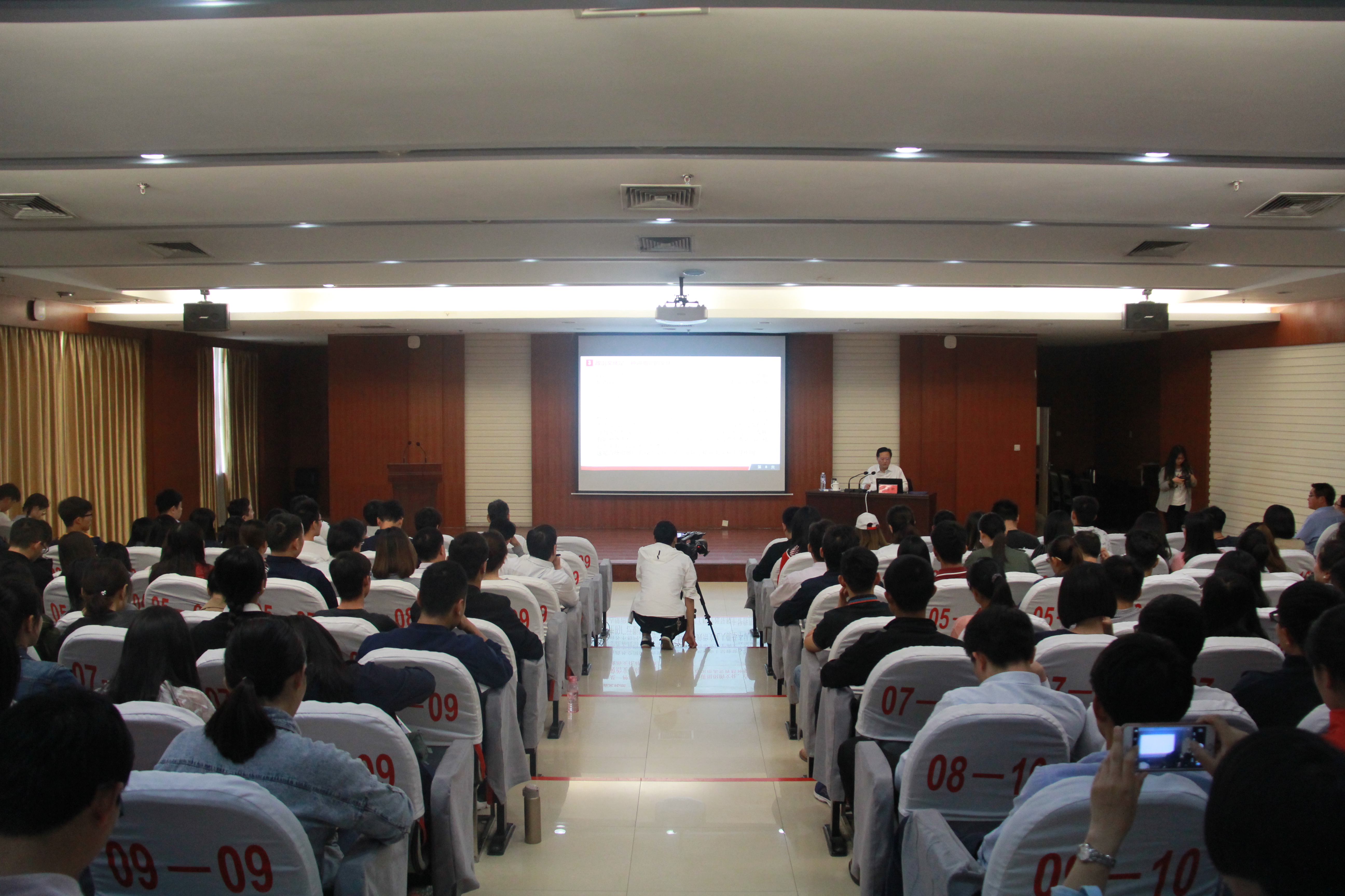 人民日报理论部主任张首映为我校师生作专题报告 （图）