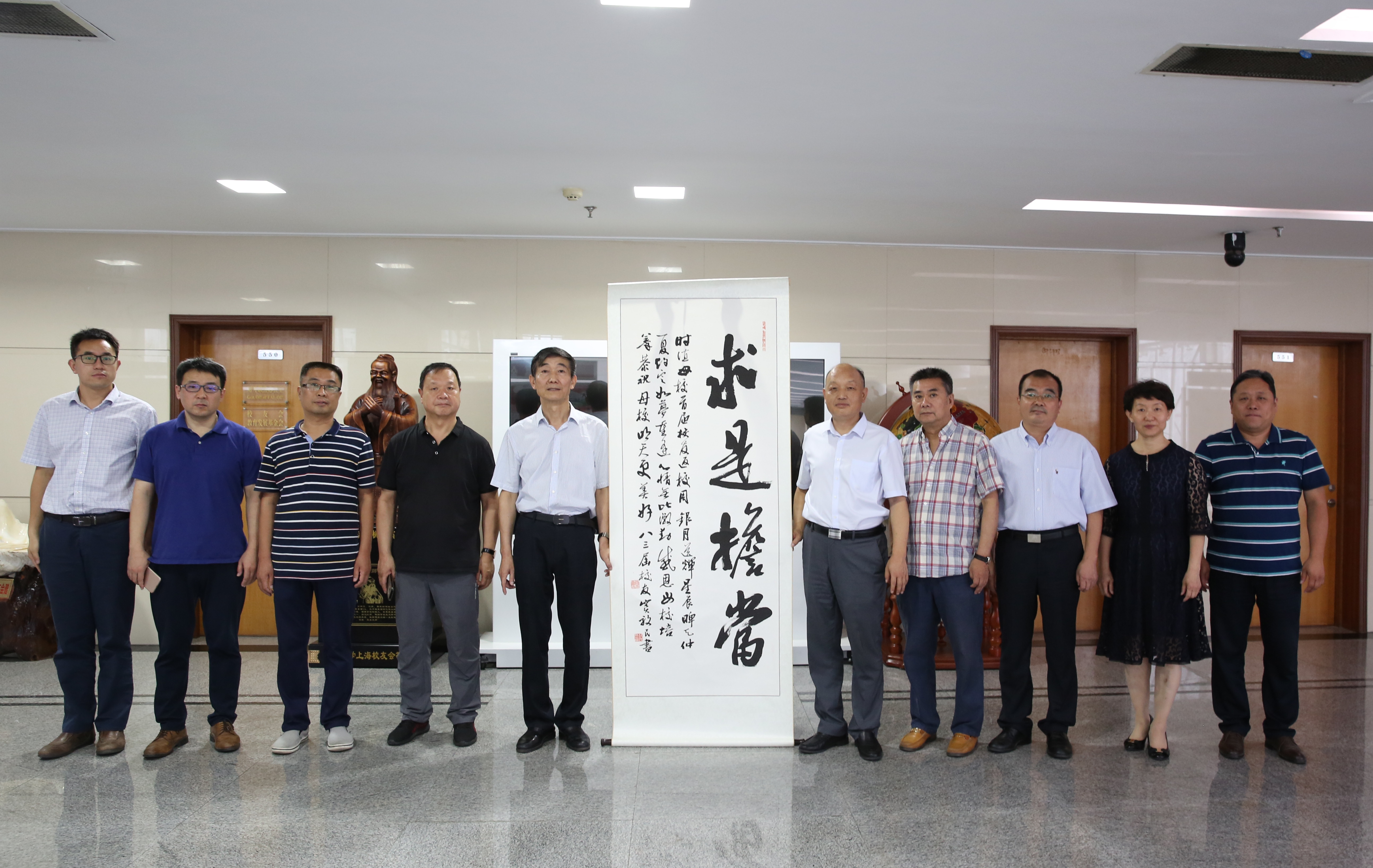 郑州大学79级校友窦效民向母校捐赠个人著作和书法作品（图）