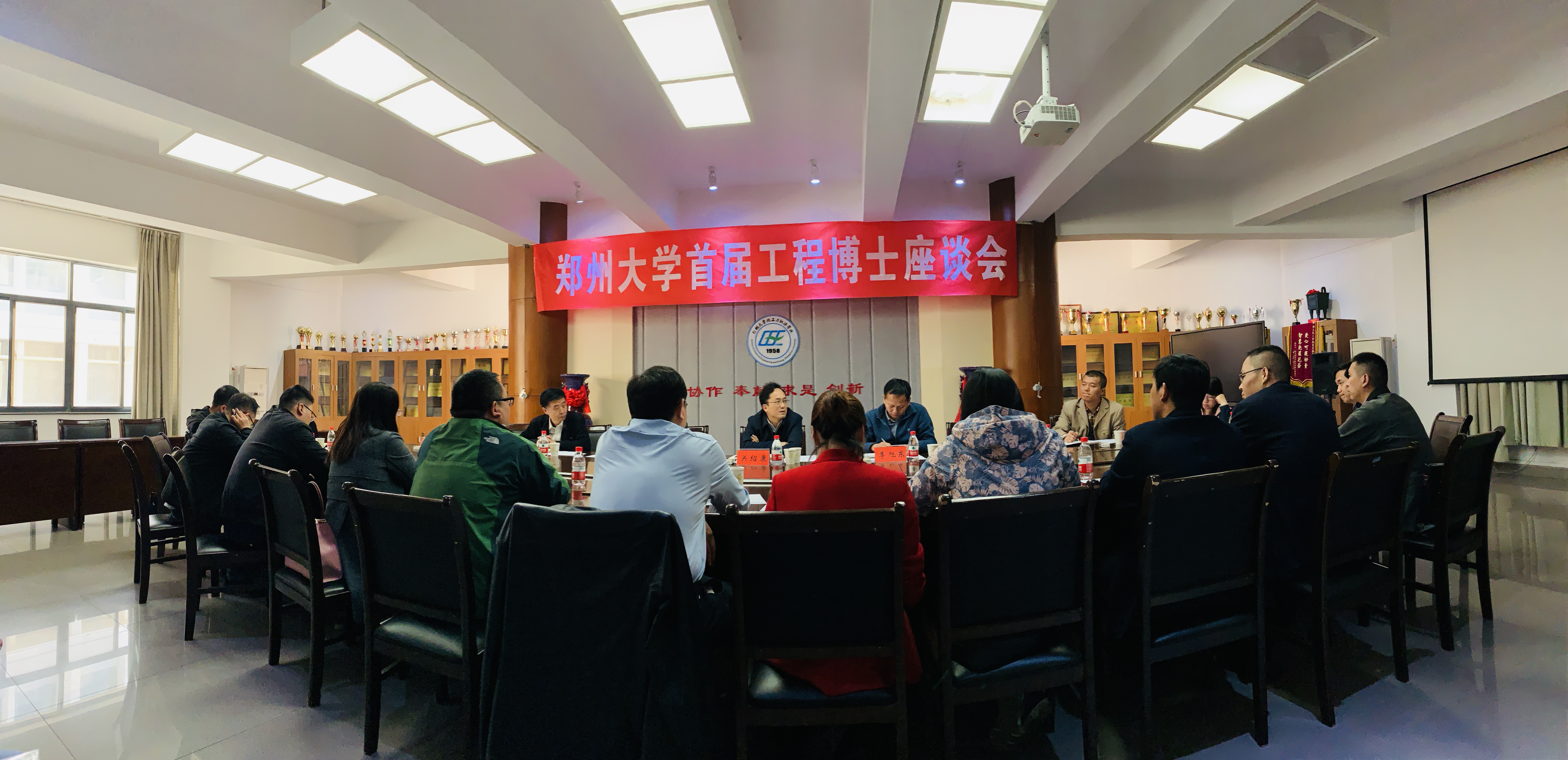 郑州大学召开首届工程博士座谈会(图)