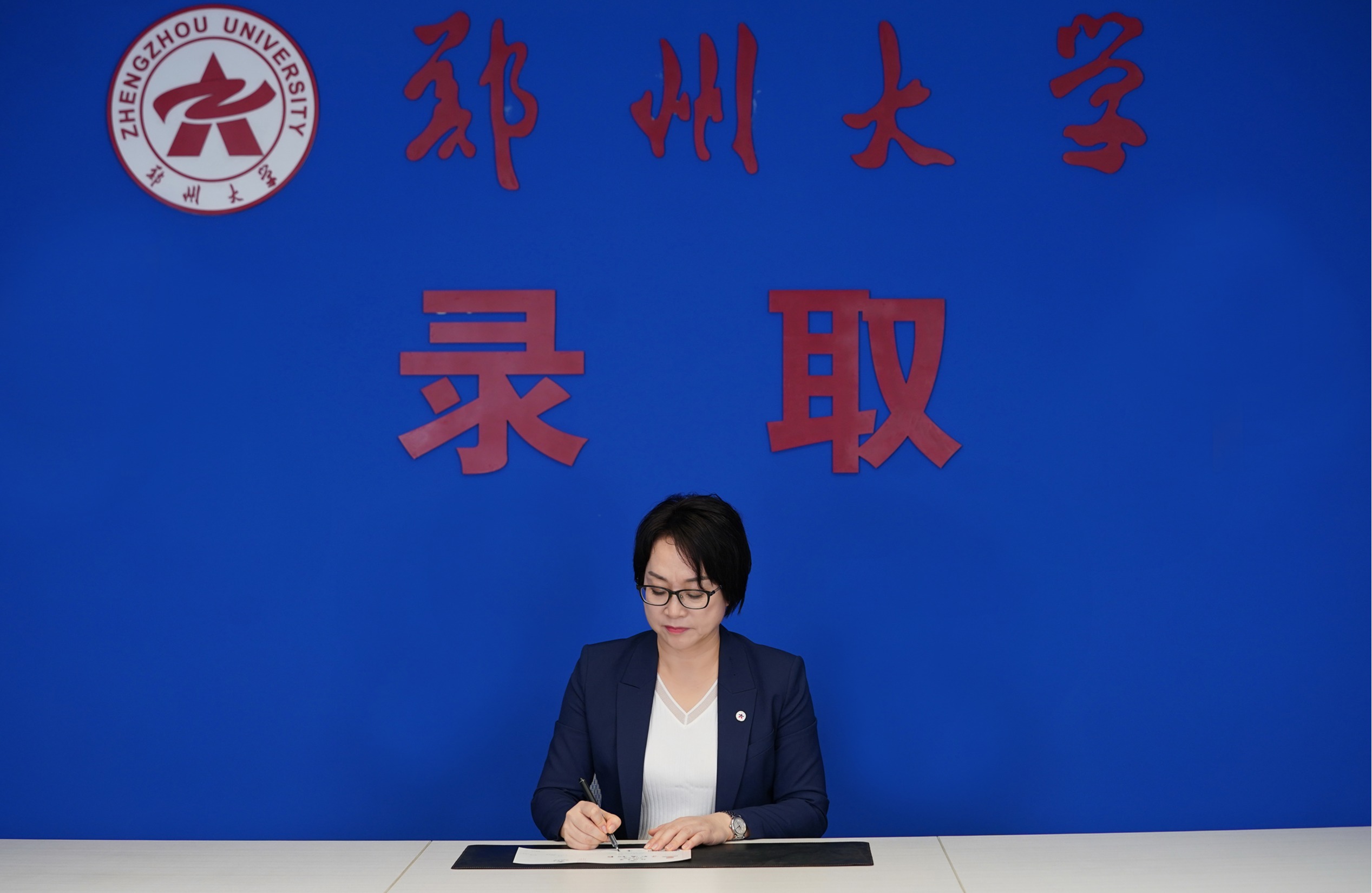 郑州大学举行2022年高招首批录取通知书现场签发仪式