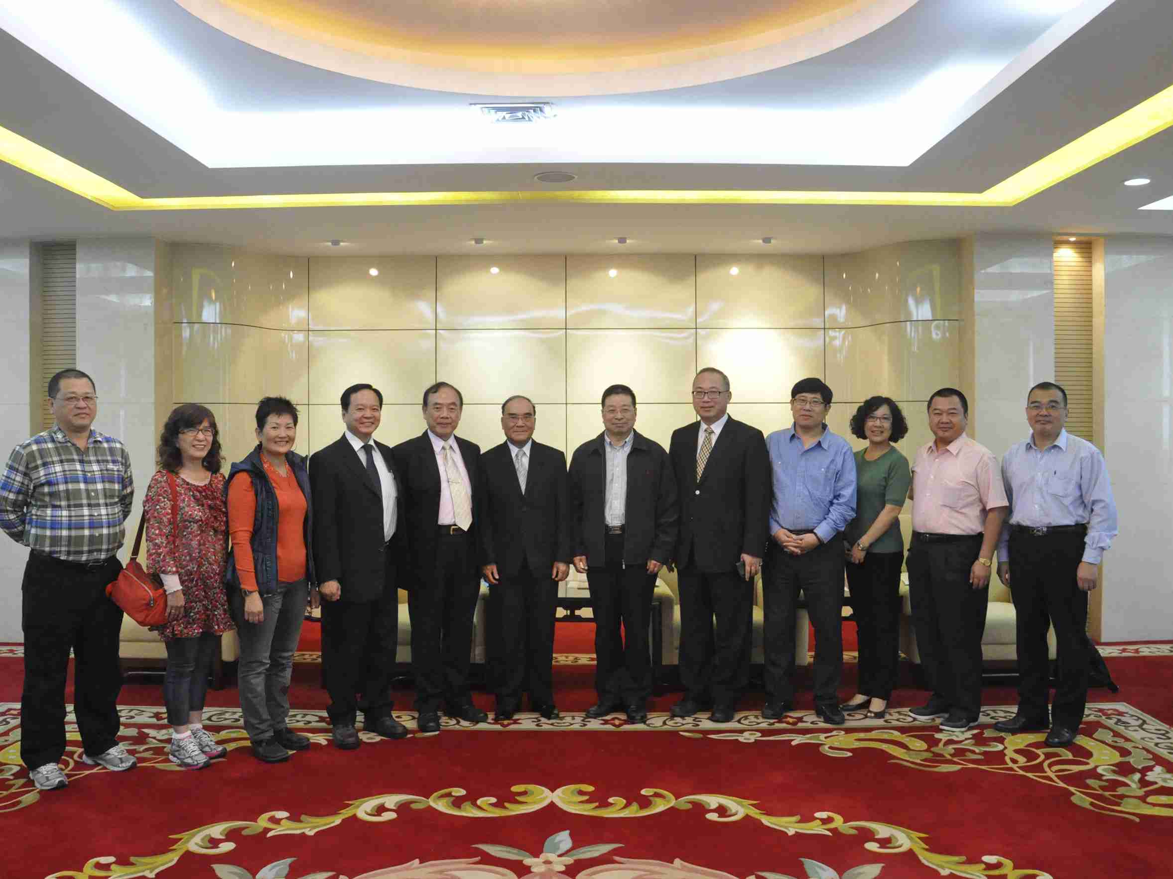 台湾中华文化经济交流协会王瑞拱理事长一行访问郑州大学