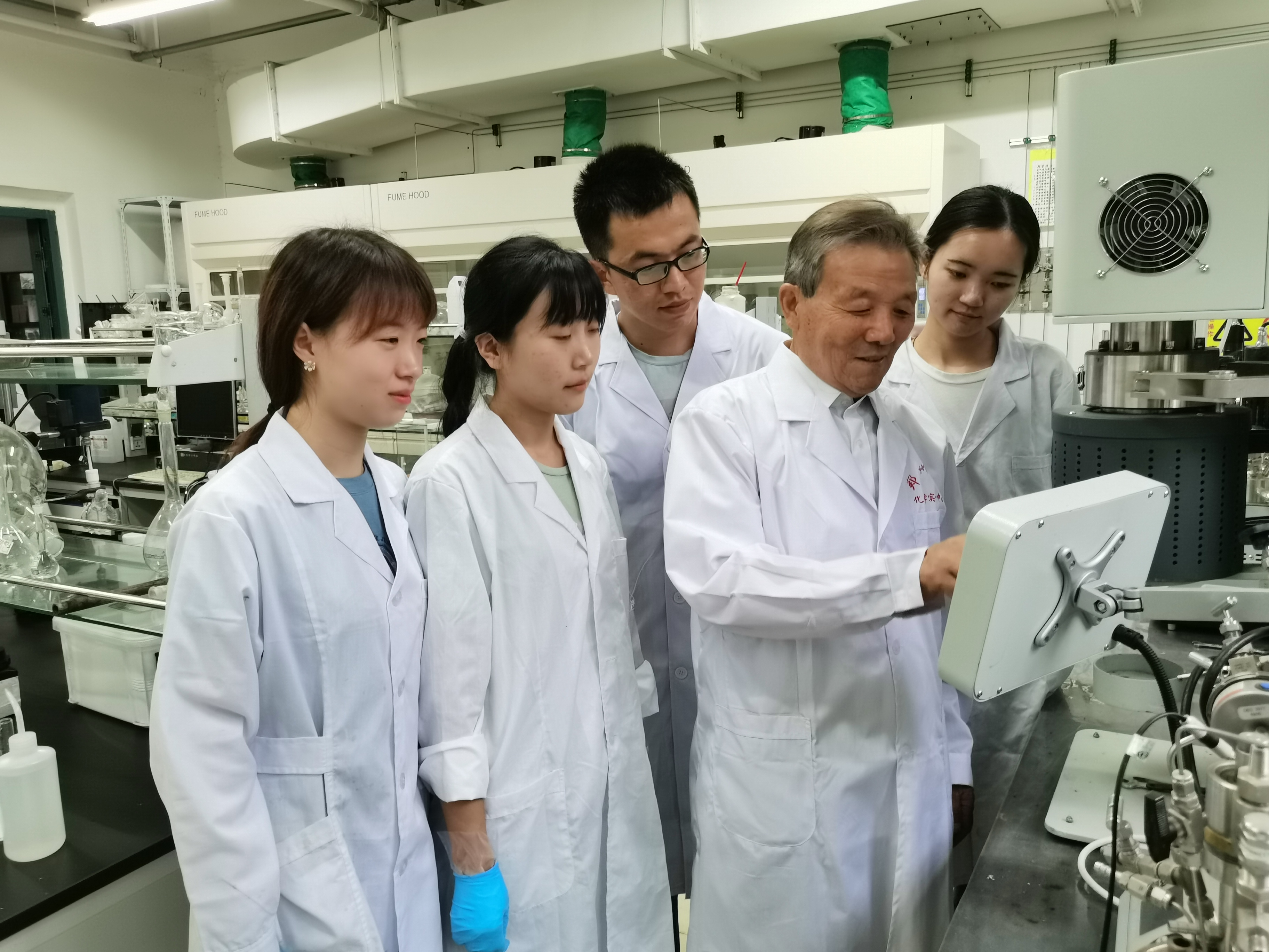 郑大故事：给尼龙装上“中国闸门” ——化学学院刘寿长教授团队三十年攻关绿色催化“卡脖子”难题