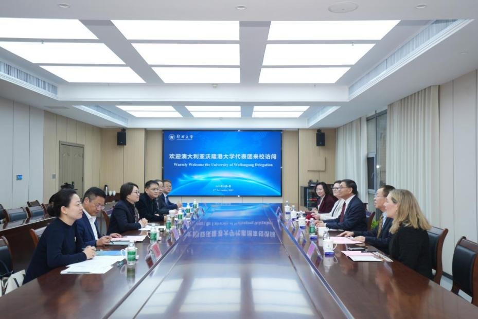 李蓬会见澳大利亚沃隆港大学校长逯高清