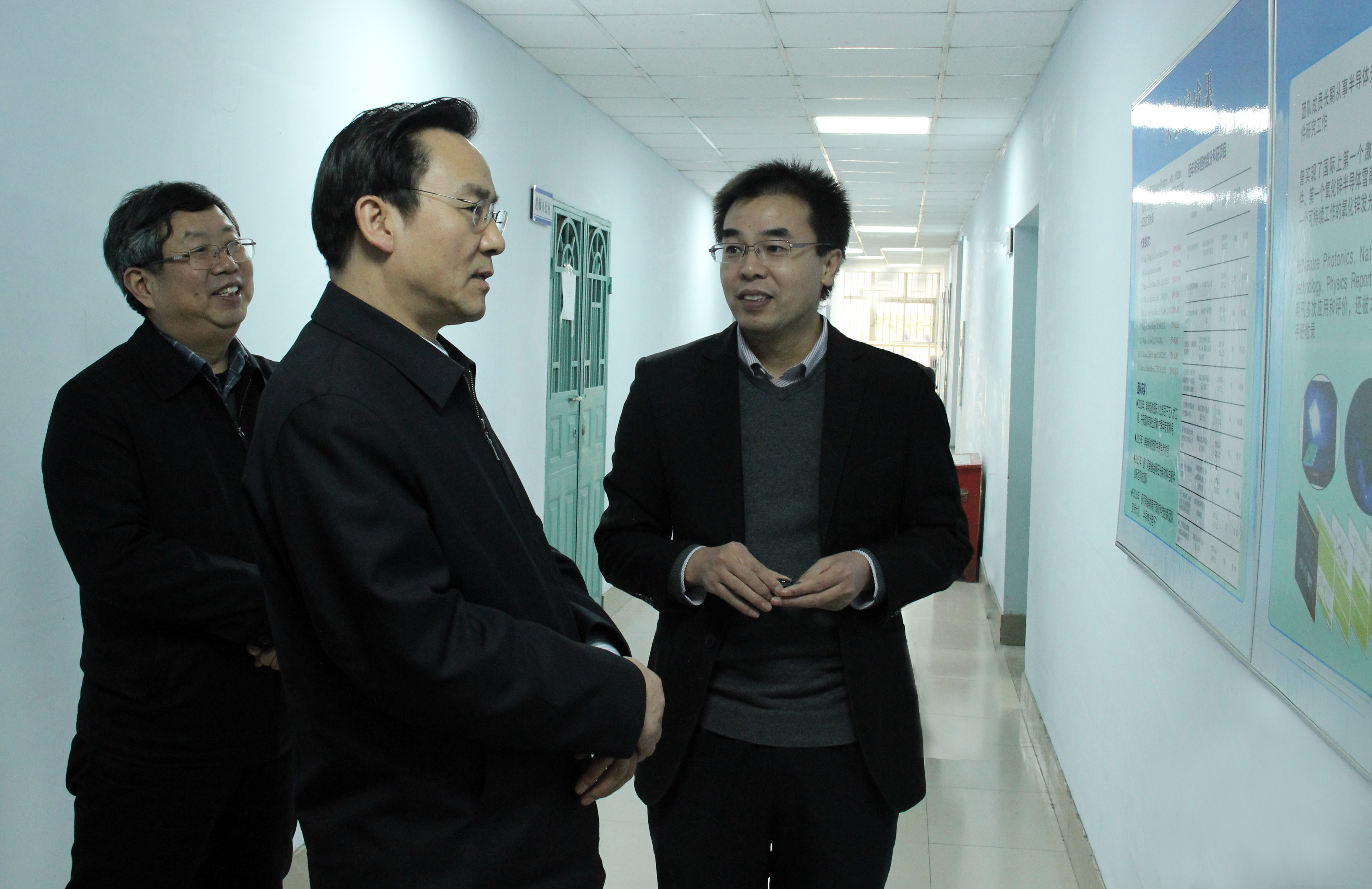 省委常委、组织部部长孔昌生看望慰问物理学院单崇新教授（图）