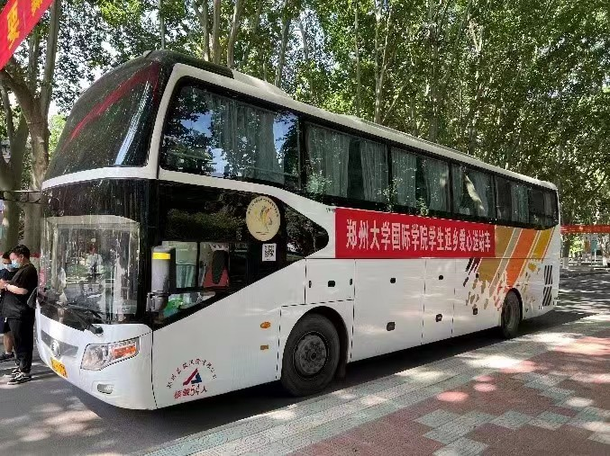 国际学院开展“专车护航 安全返乡”点对点暖心送站服务