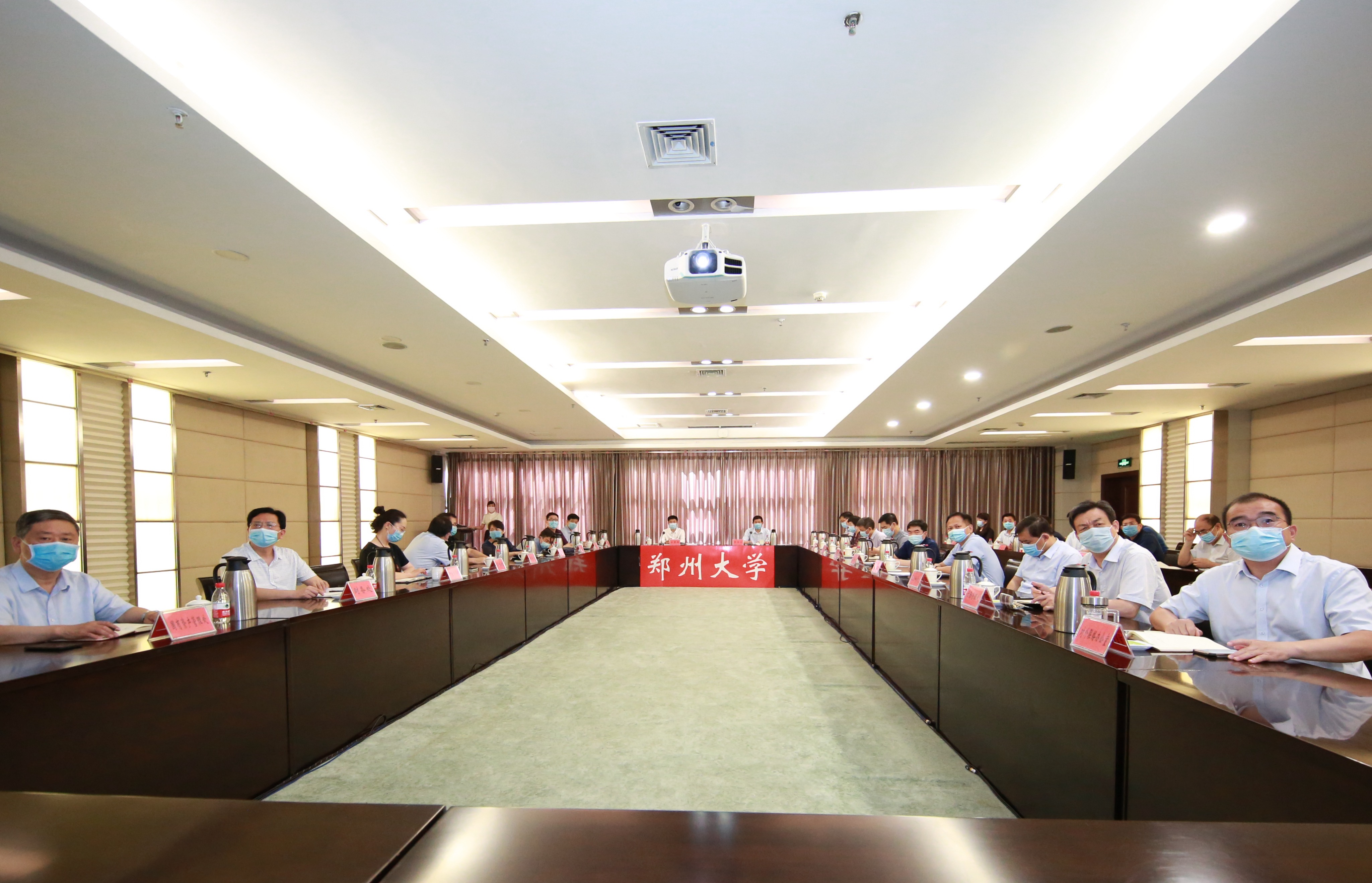 郑州大学在教育部部省合建高校扶贫工作推进会上作交流发言（图）
