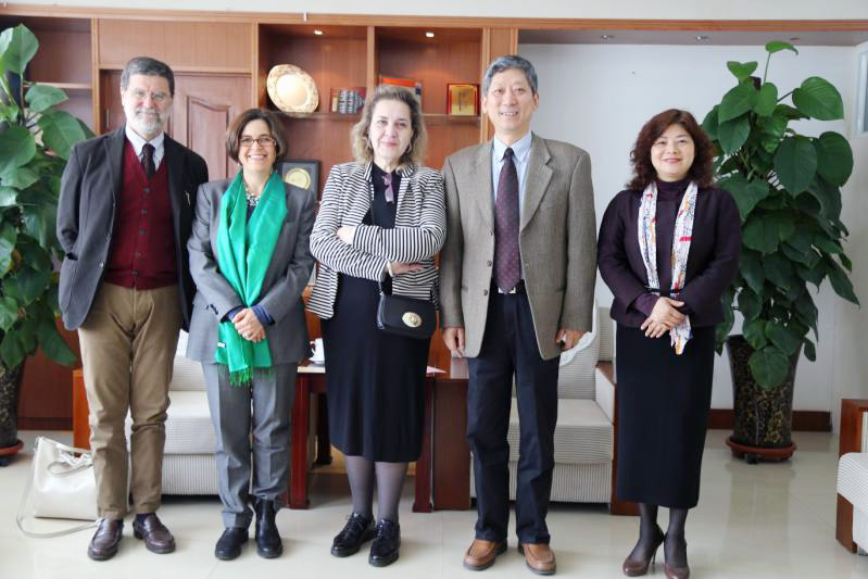 意大利罗马美术学院院长蒂齐亚娜·达基丽一行访问我校（图）