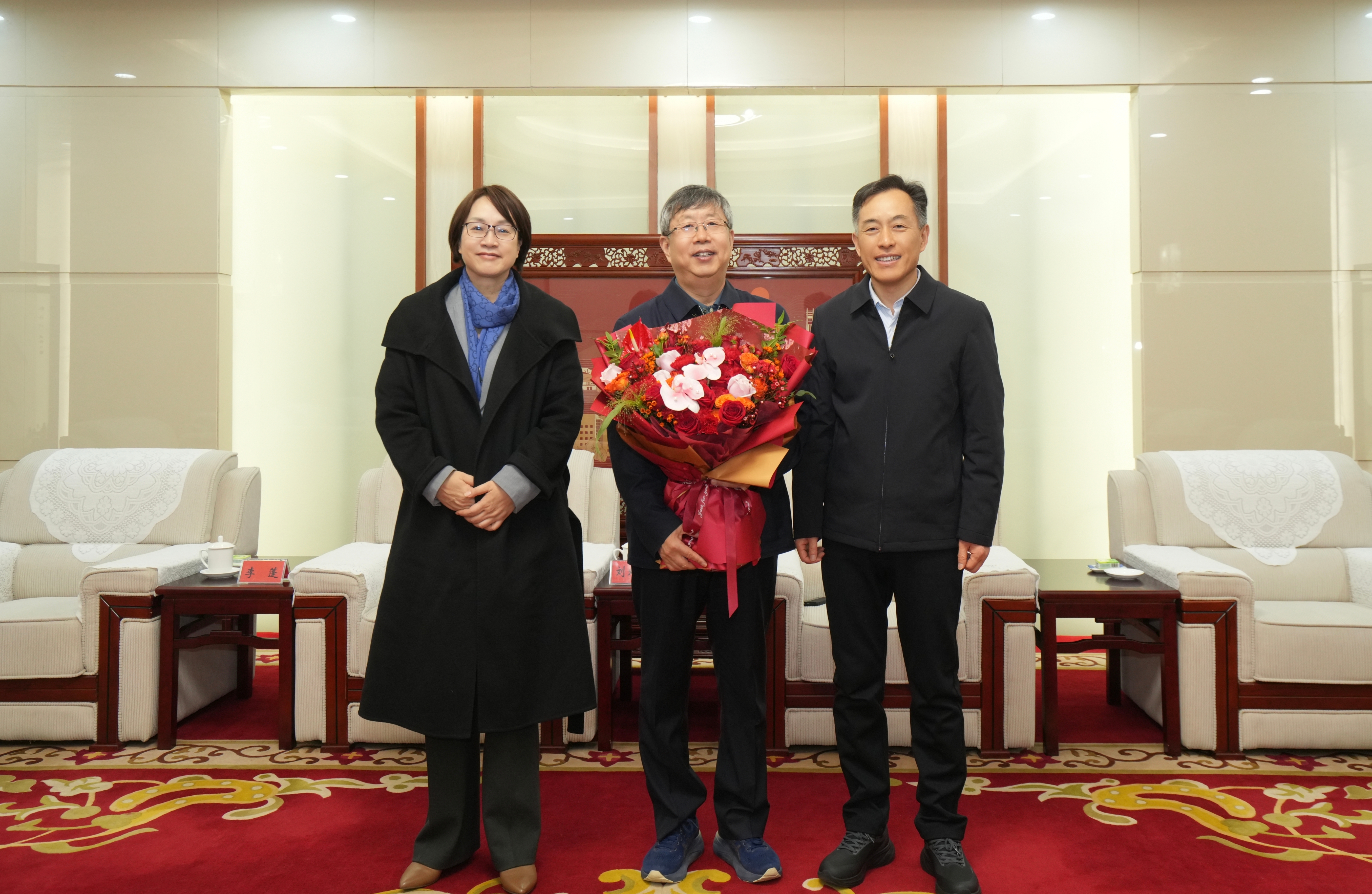 校领导春节前走访慰问院士专家及老同志