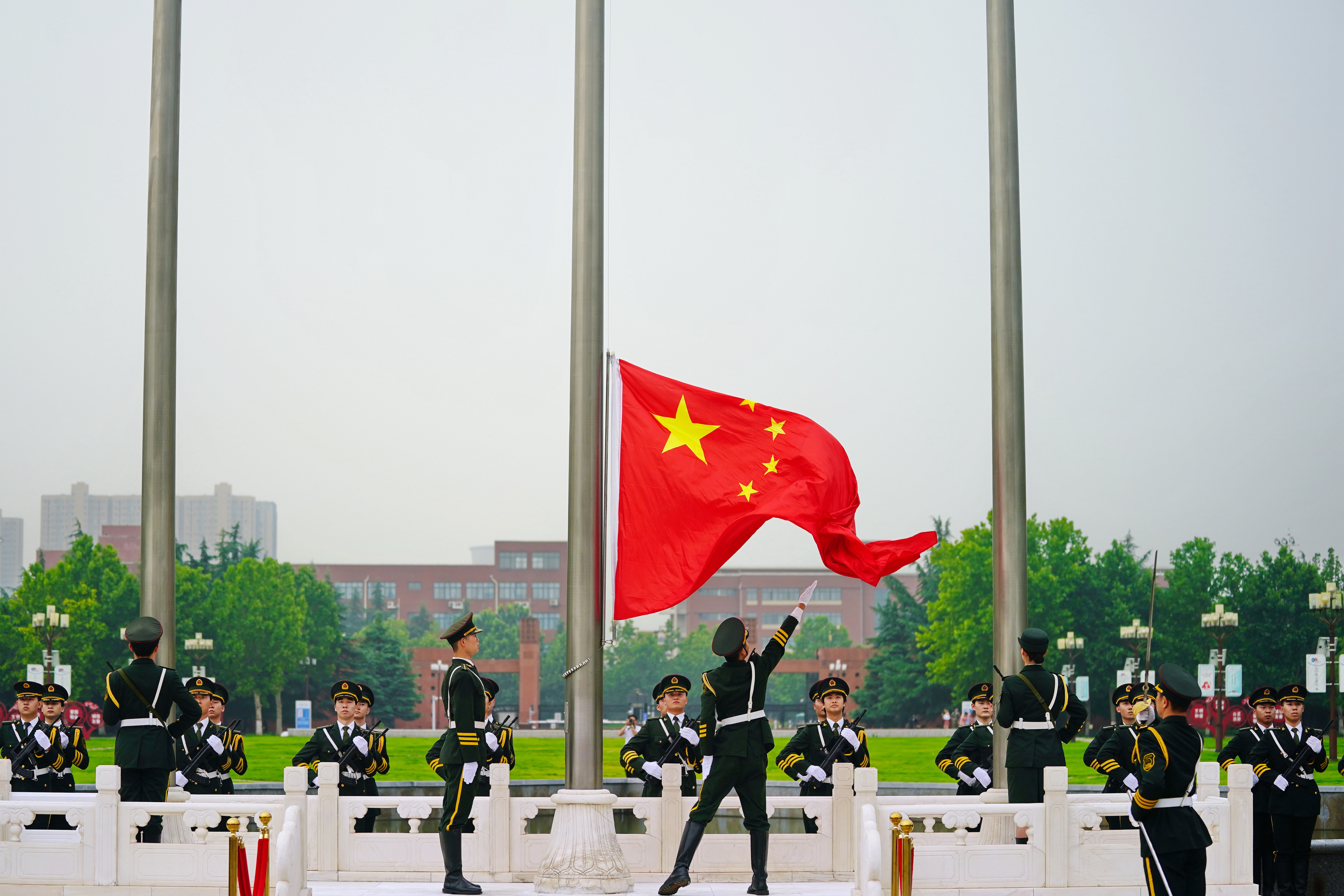 特别的“毕业礼”：最后一次为郑大升起五星红旗（图）