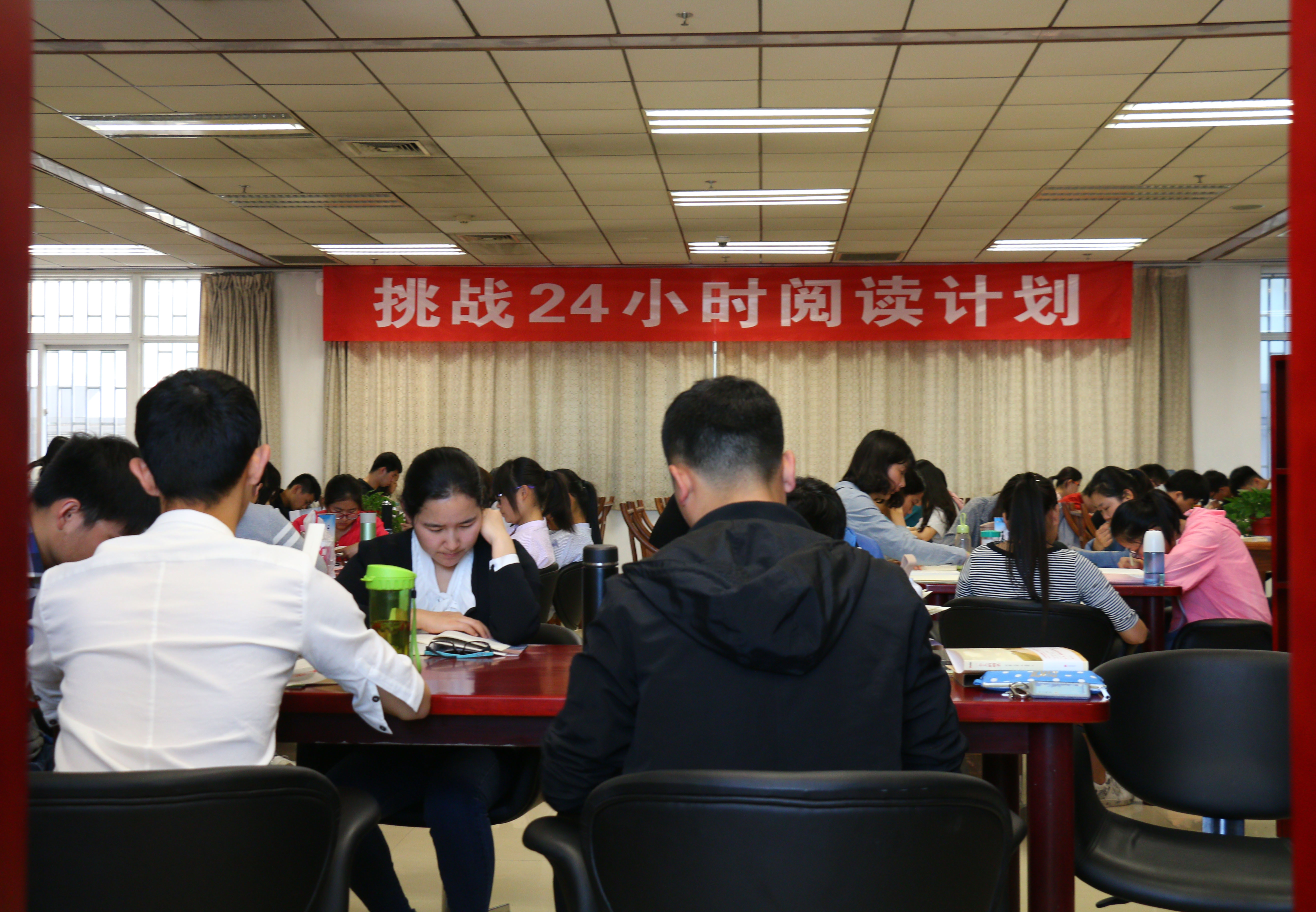 郑州大学学生在“世界读书日”举行“挑战24小时阅读计划”活动（图）