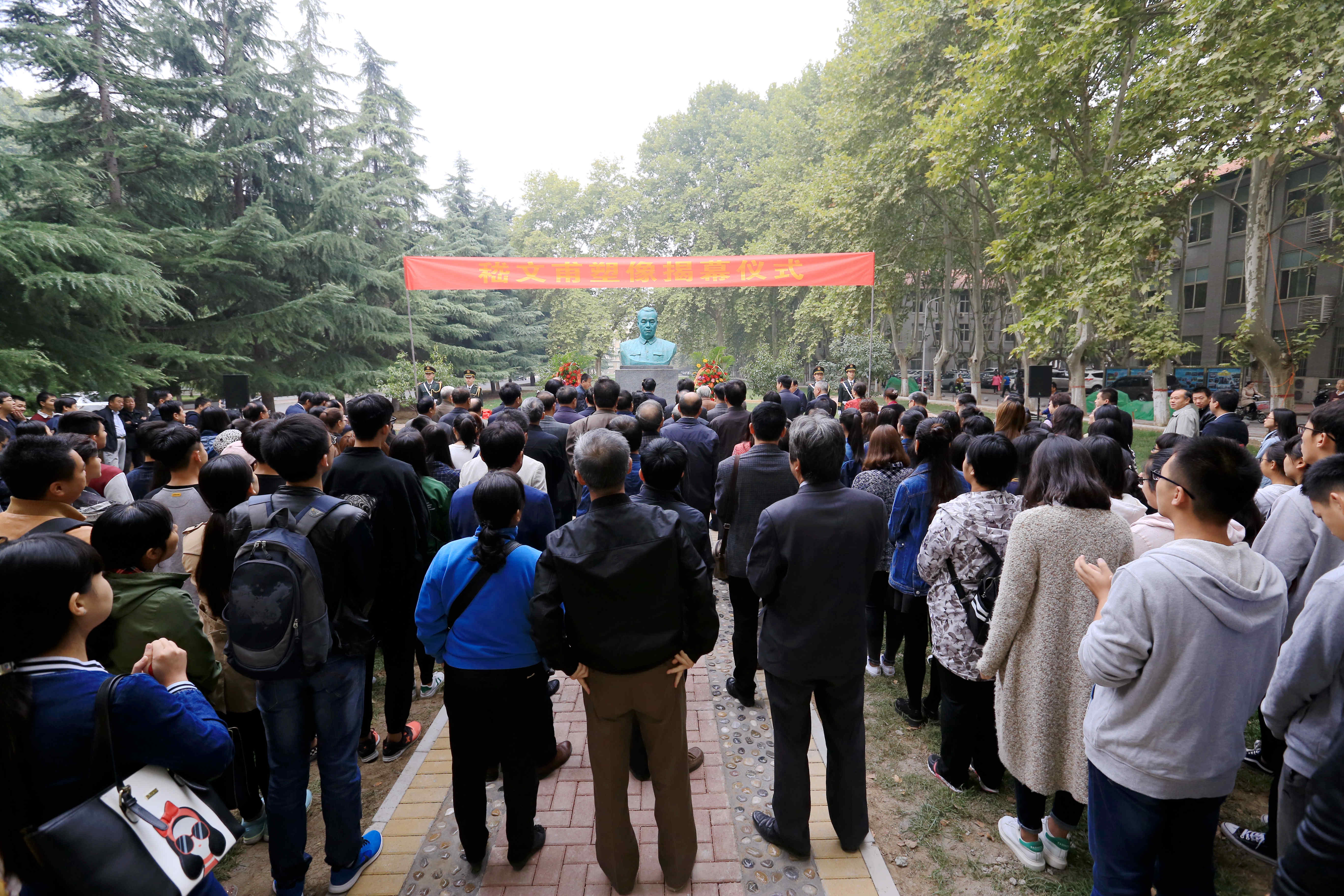郑州大学举行嵇文甫塑像揭幕仪式（图）