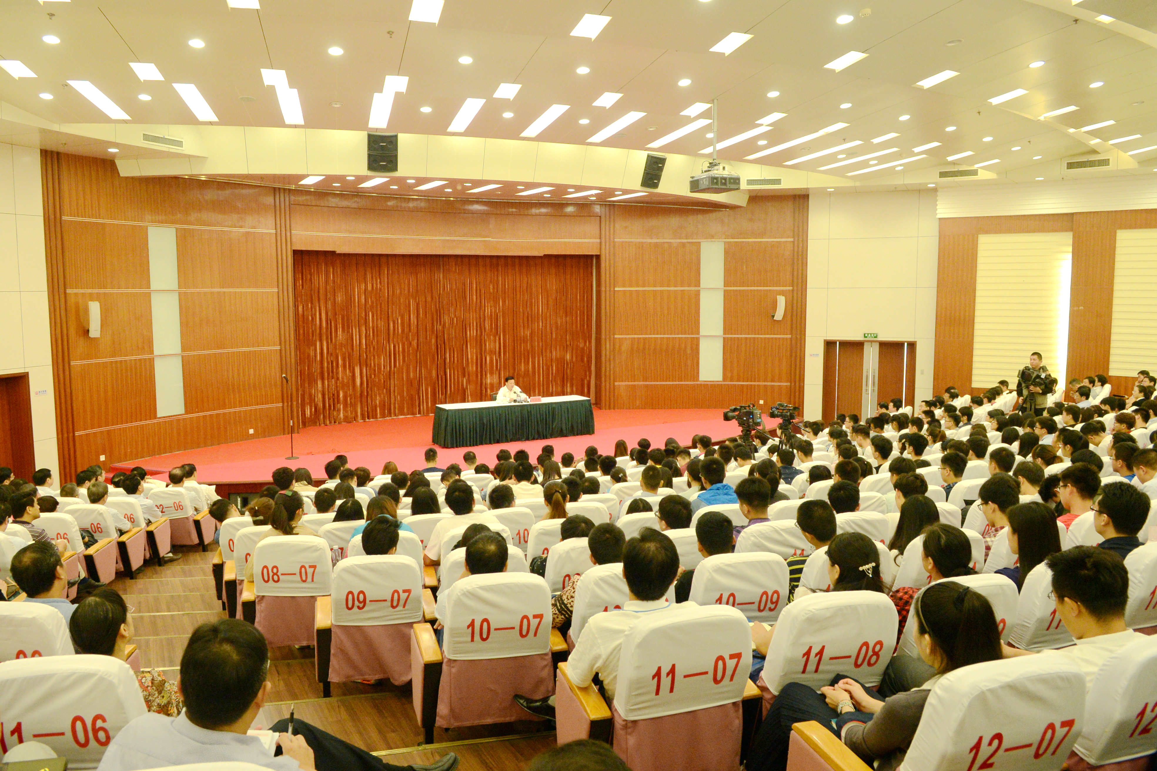 省委书记谢伏瞻为我校师生上“两学一做”学习教育专题党课（图）