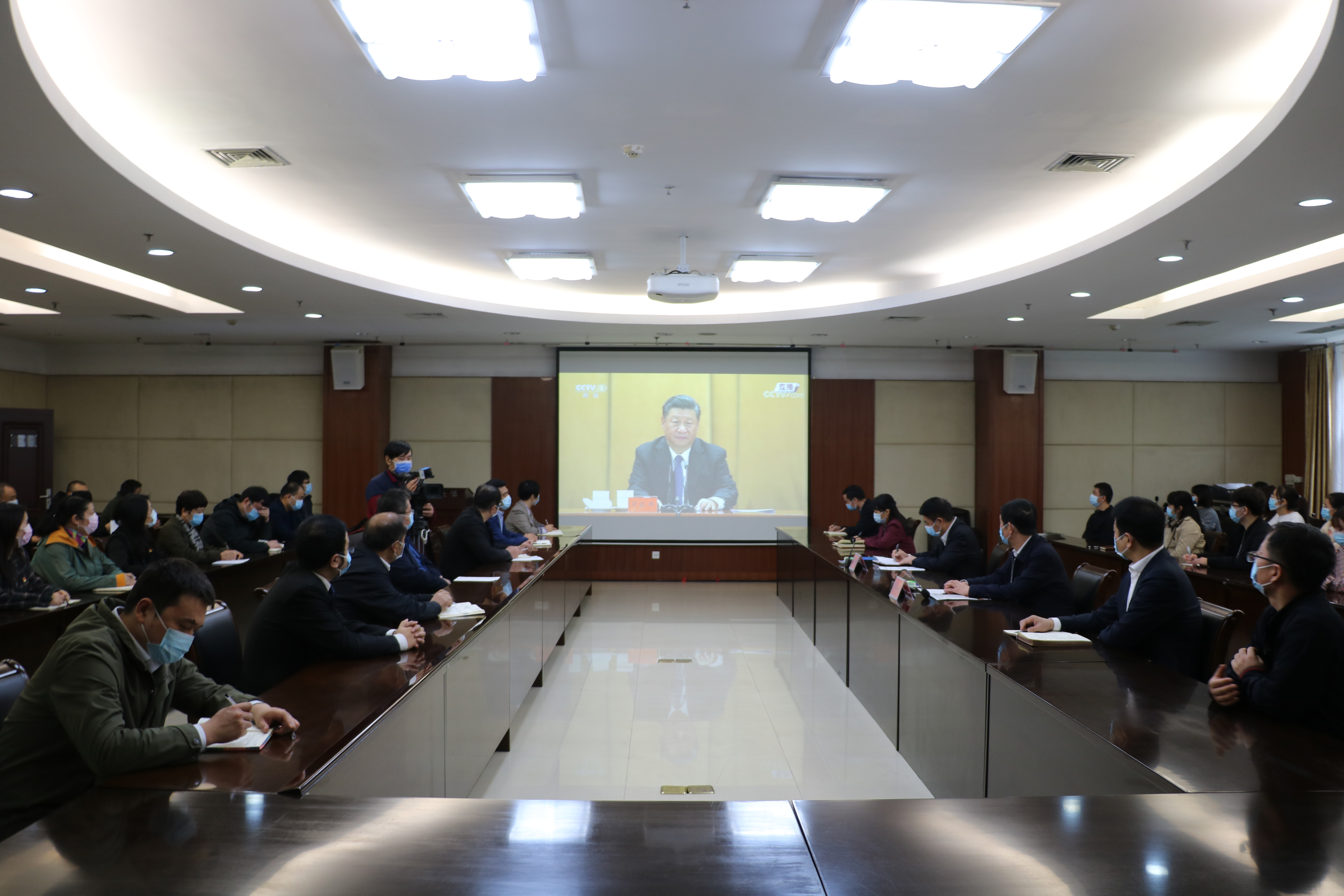 郑州大学认真组织师生员工收看收听纪念中国人民志愿军抗美援朝出国作战70周年大会