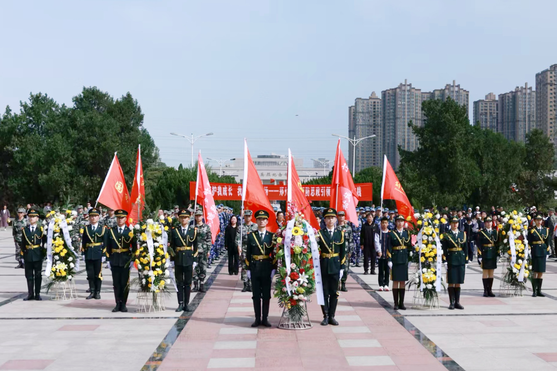 清明祭英烈 长征励新程——郑州大学师生赴郑州烈士陵园开展清明祭扫活动