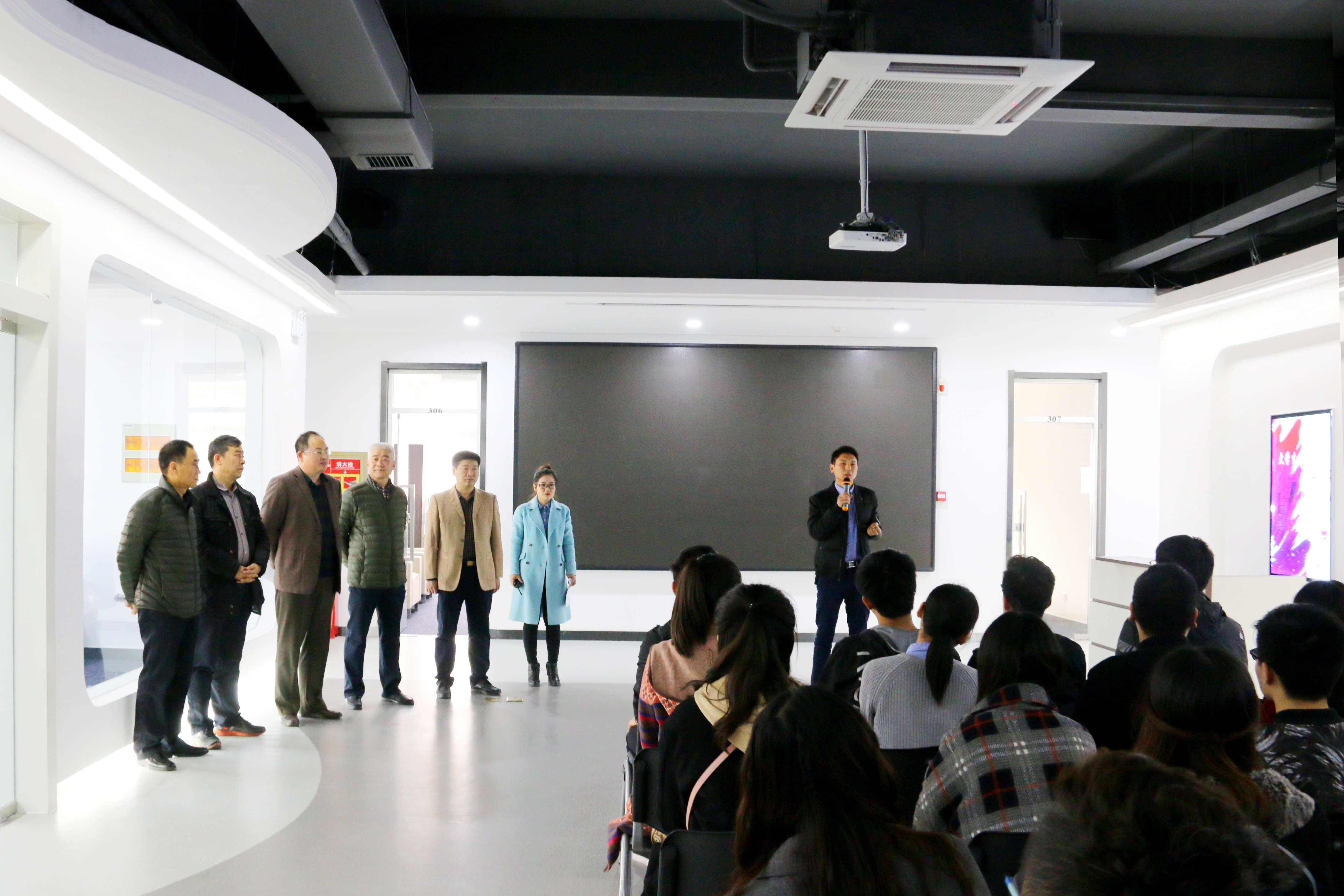 郑州大学大学生创新创业基地（北校区）举办消防逃生演练（图）
