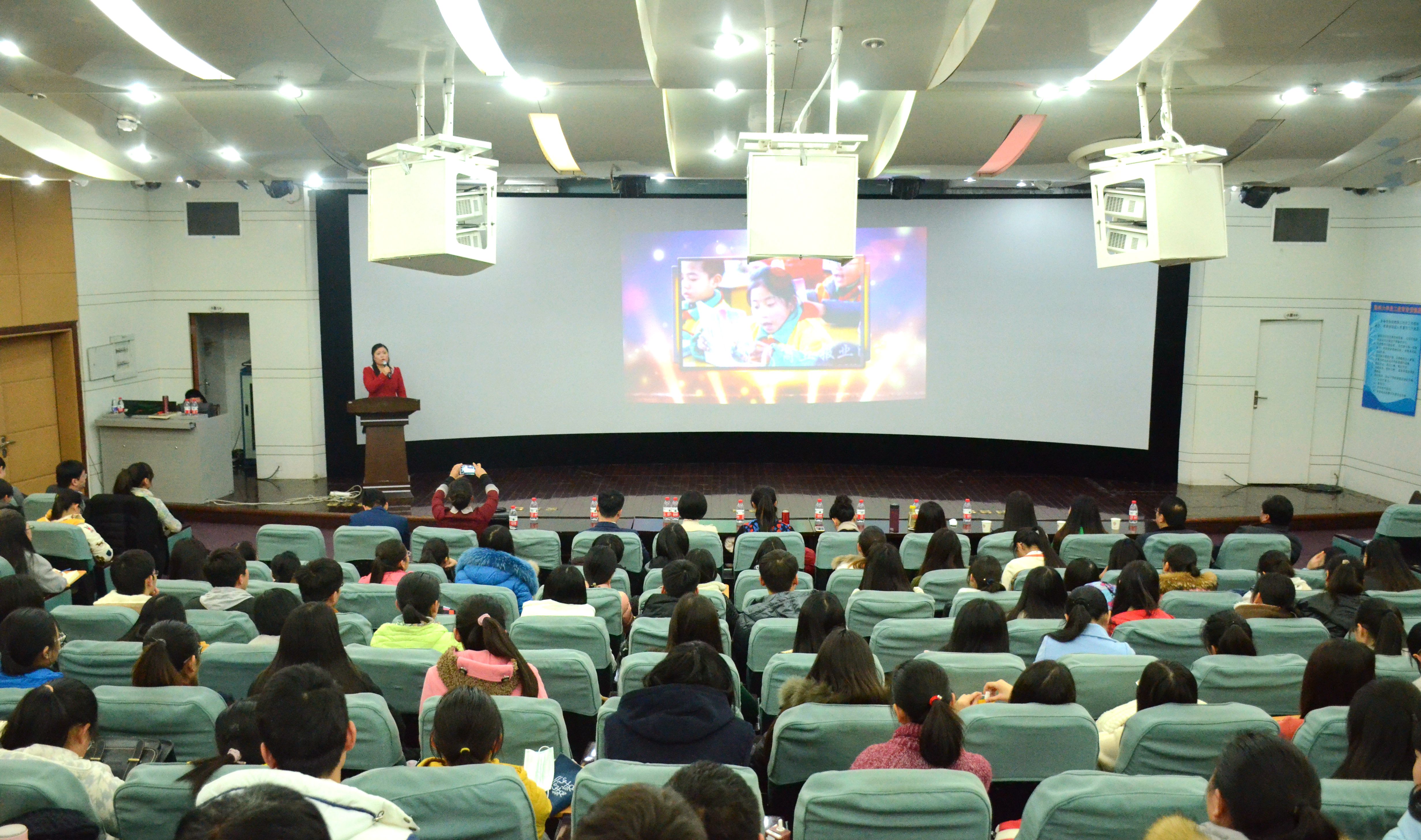 河南省新闻界“好记者好故事”巡回演讲报告会走进郑州大学