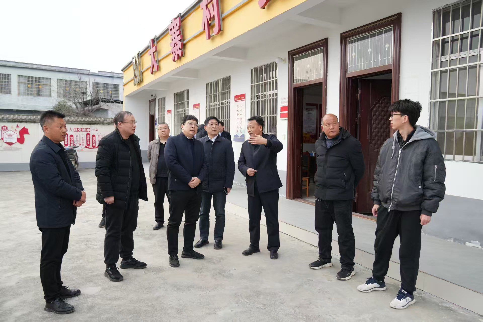 王利国率队送学校新任驻村干部赴泌阳县定点帮扶村任职