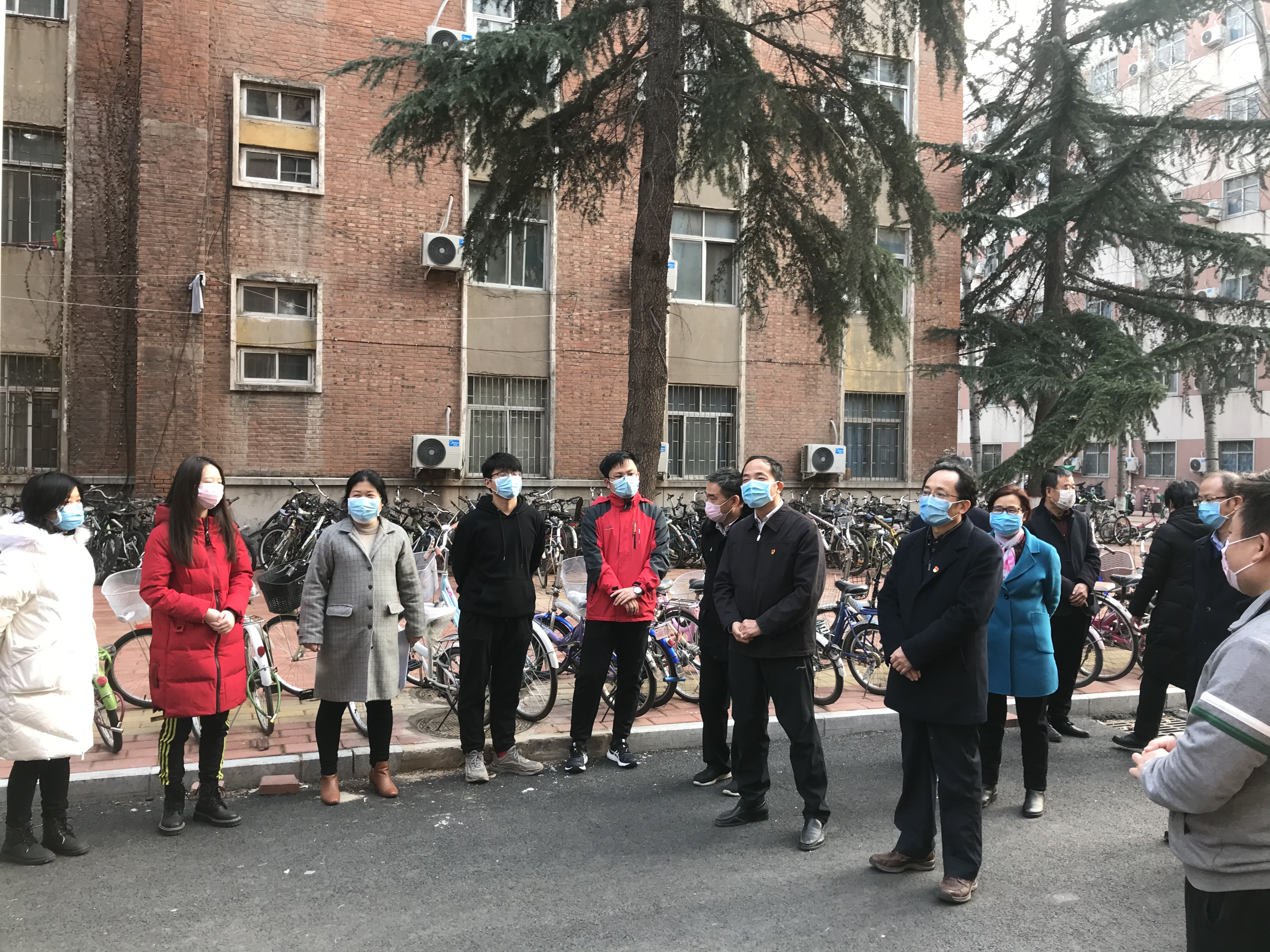 校领导到南校区和医学院看望慰问假期留校学生（图）