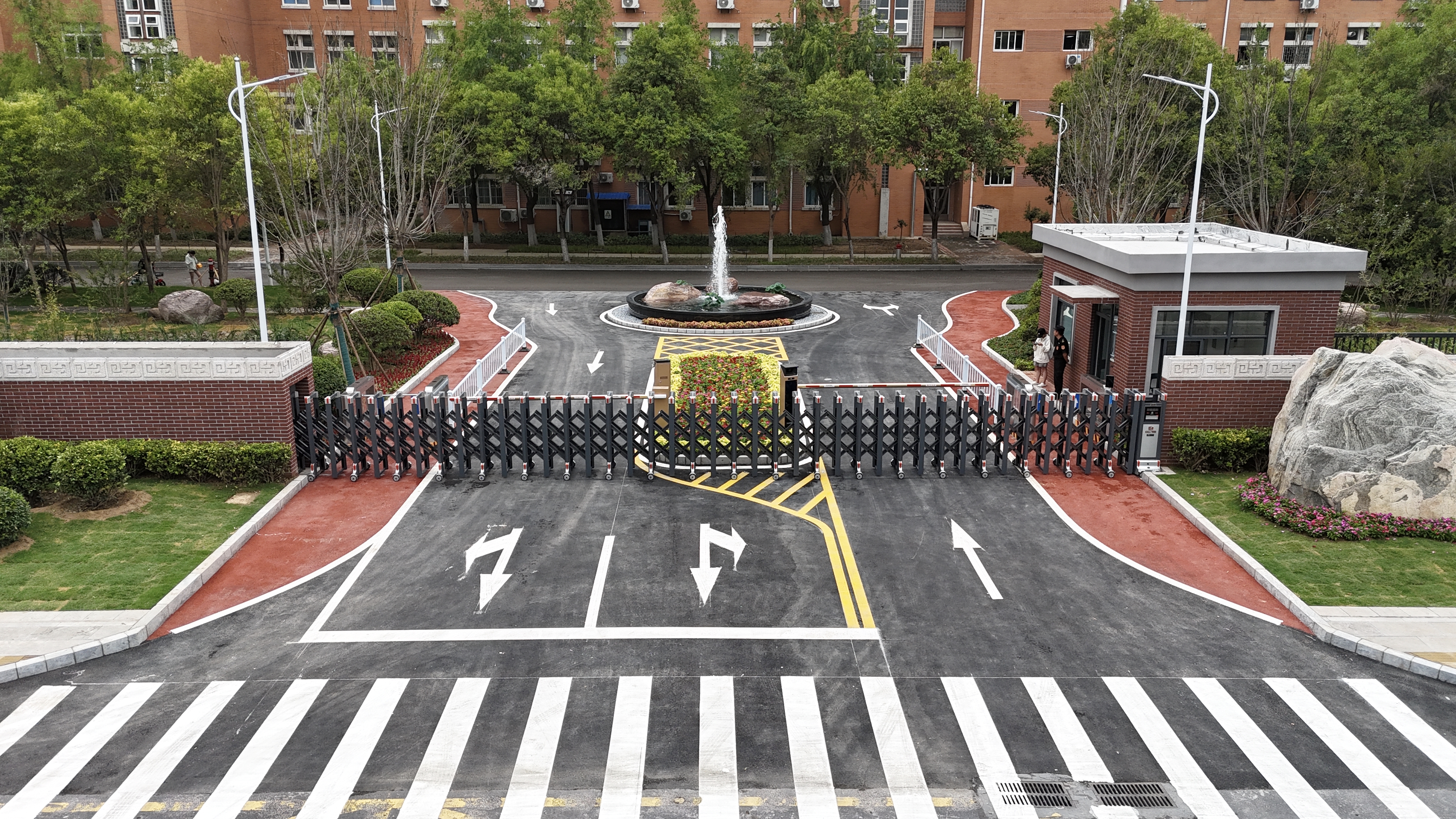 郑州大学主校区新建校门正式启用
