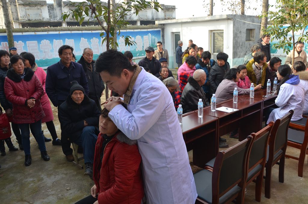 郑州大学师生赴泌阳县开展扶贫活动（图）