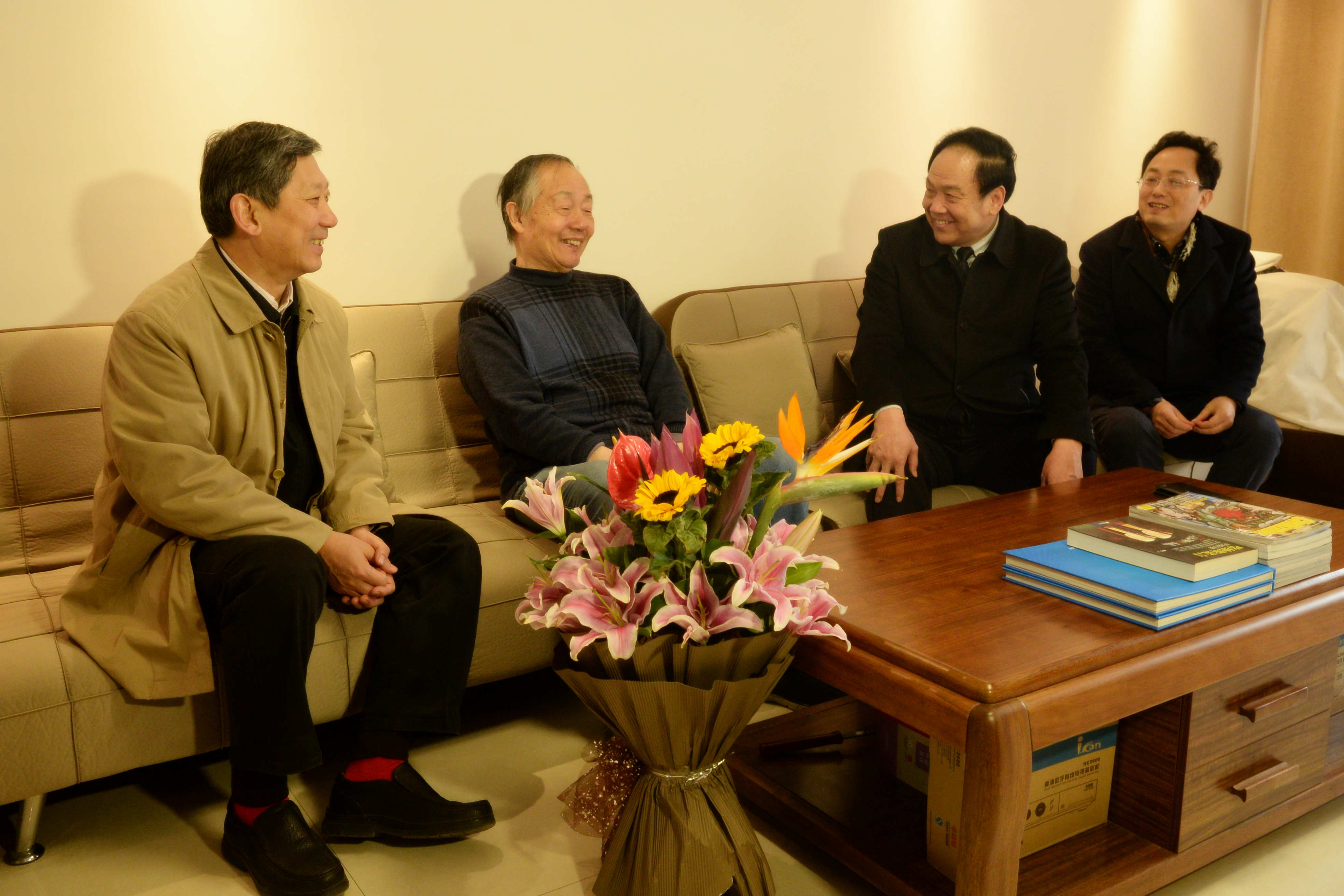 校领导春节前夕看望慰问院士（图）