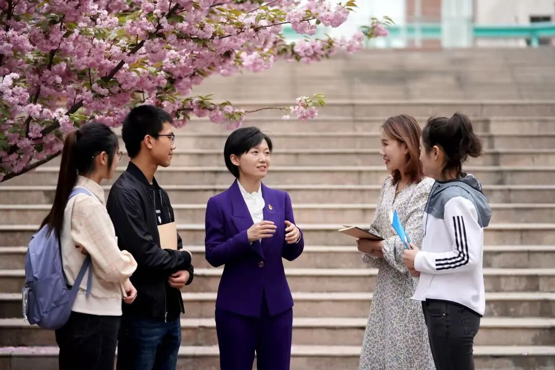《中国教育报》报道我校周荣方教授:让心中信仰成为脚下力量
