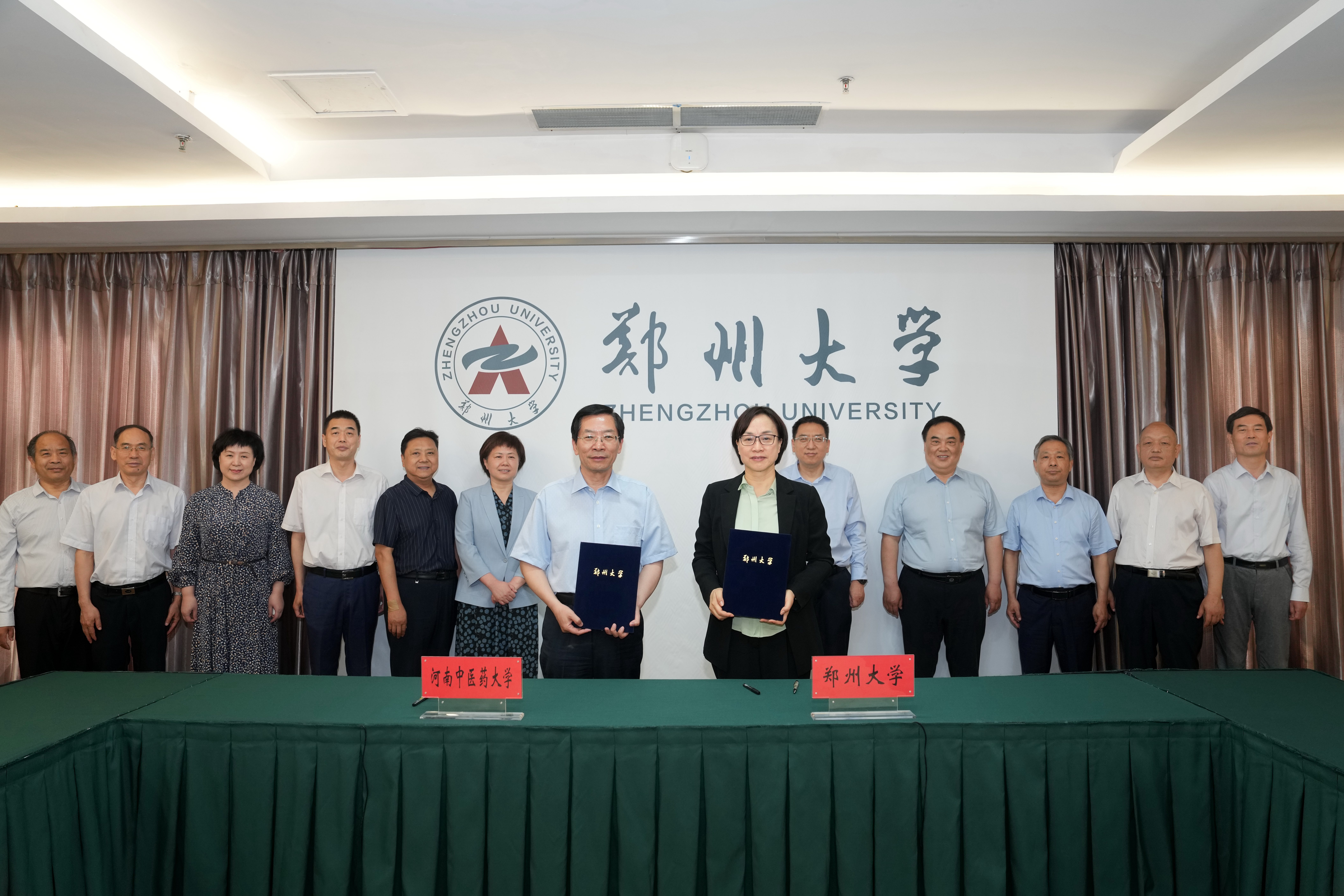 河南中医药大学党委书记李小芳、校长王耀献一行来校访问交流