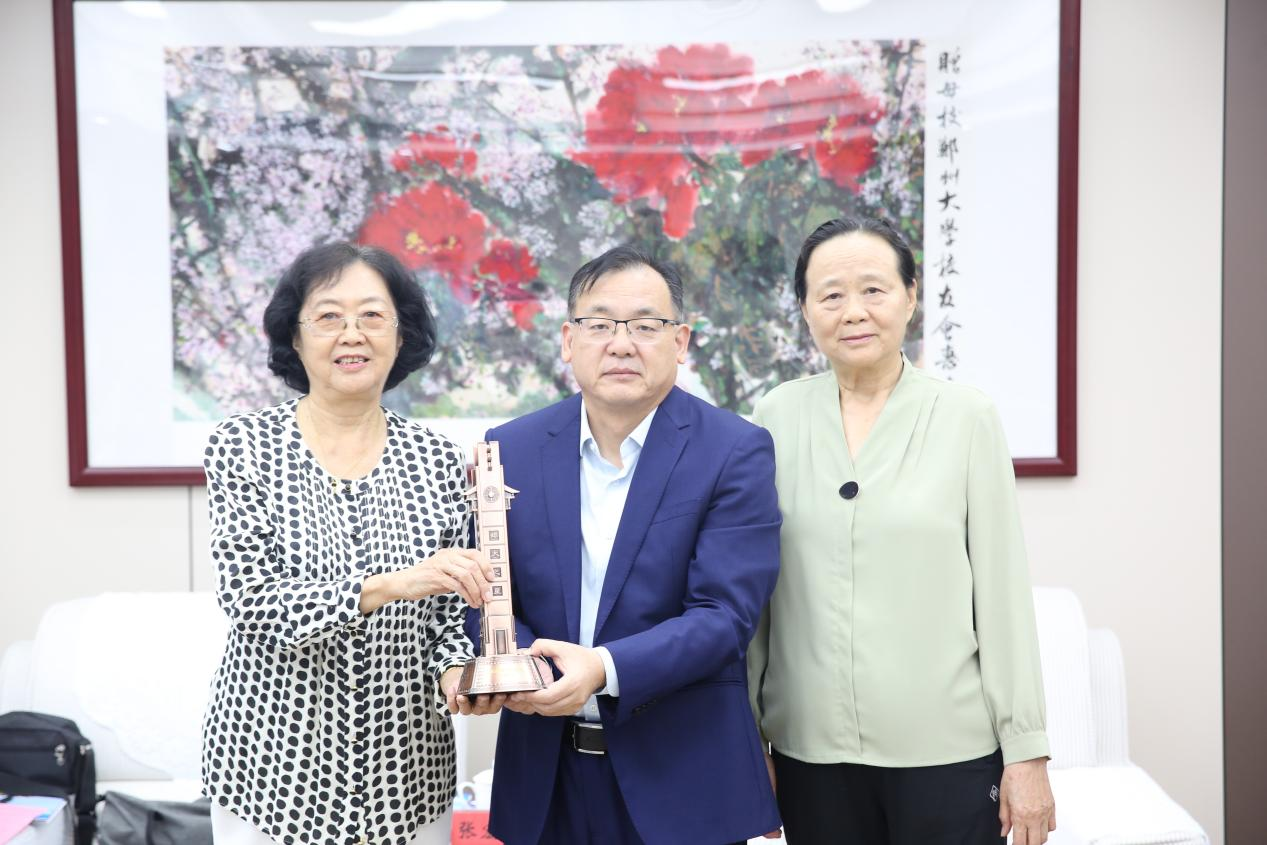 薪火相传忆先贤——张静吾先生后人向郑州大学捐赠《九十年沧桑》