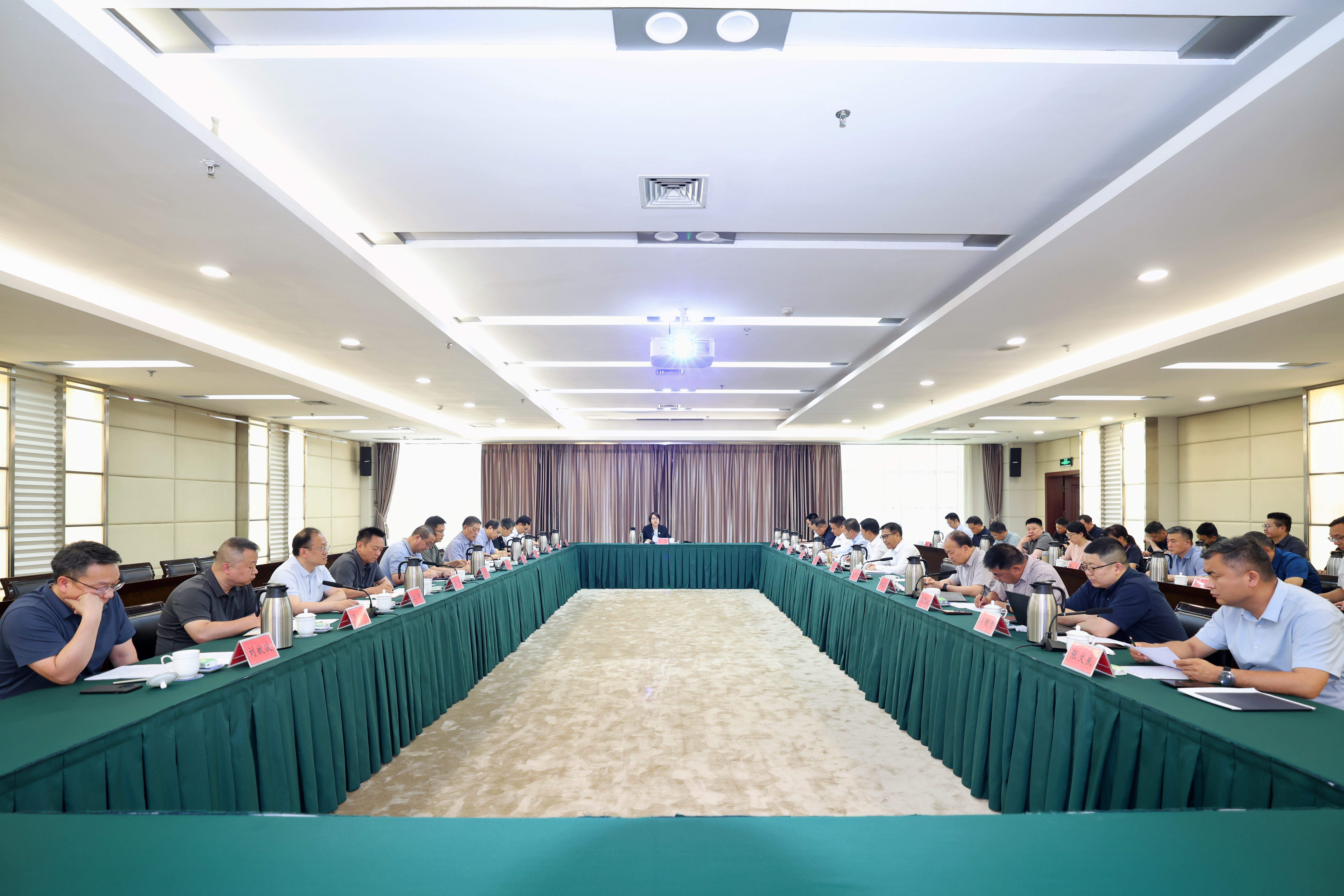 李蓬主持召开大型仪器设备共享与管理专题调度会